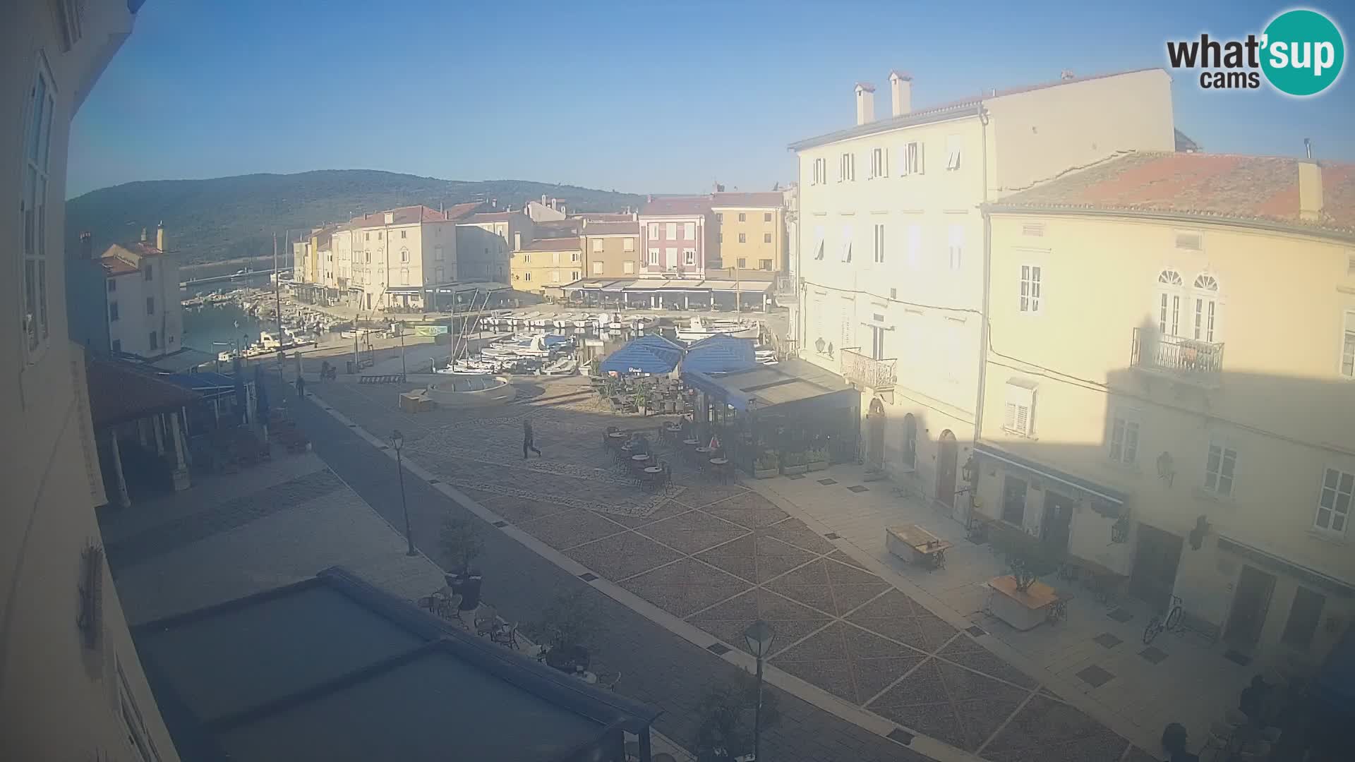 Cámara en vivo ciudad de Cres – plaza principal y “mandrač” – isla de Cres – Croacia