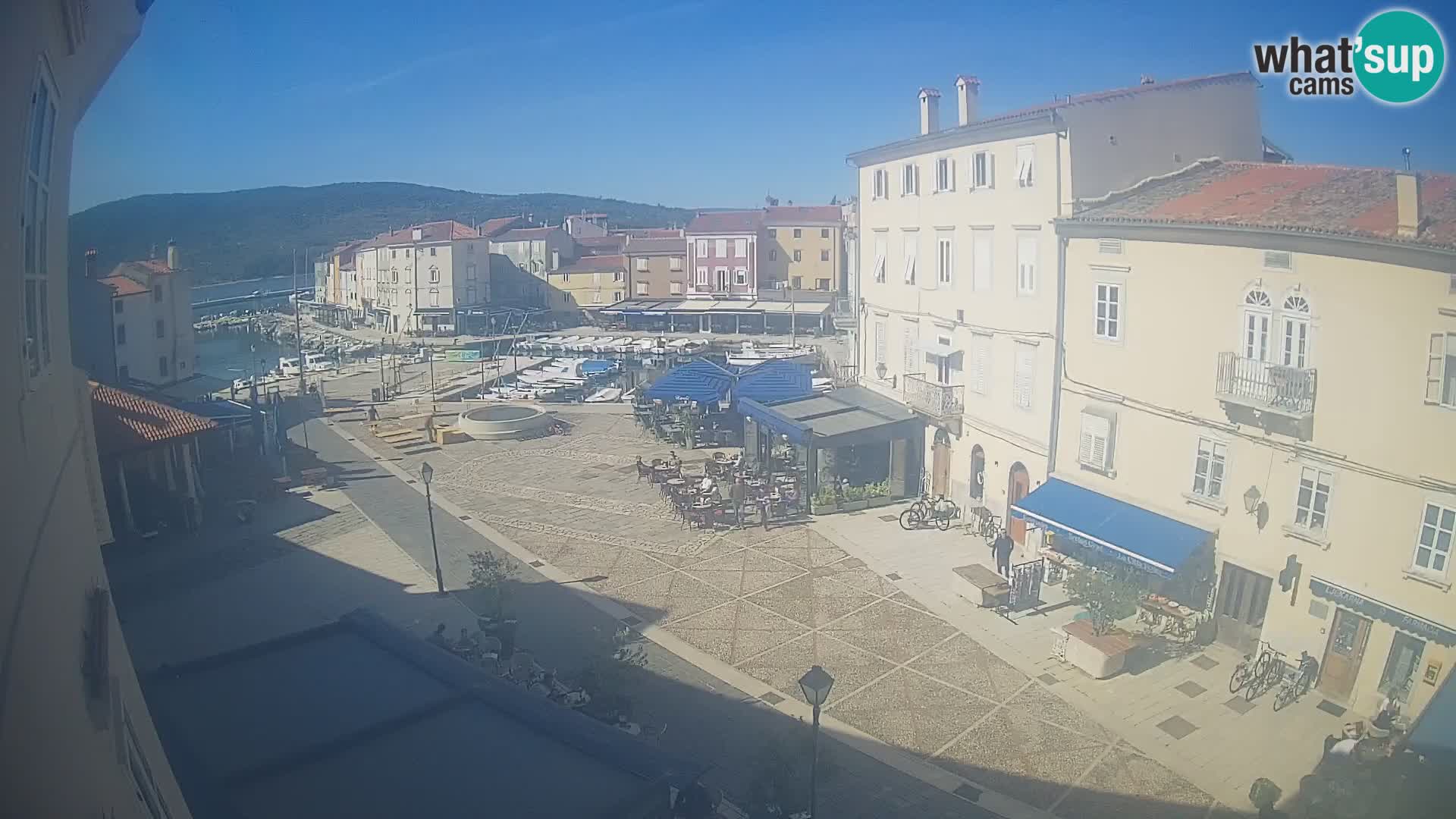 V ŽIVO spletna kamera Cres mesto – glavni trg in “mandrač” – otok Cres – Hrvaška