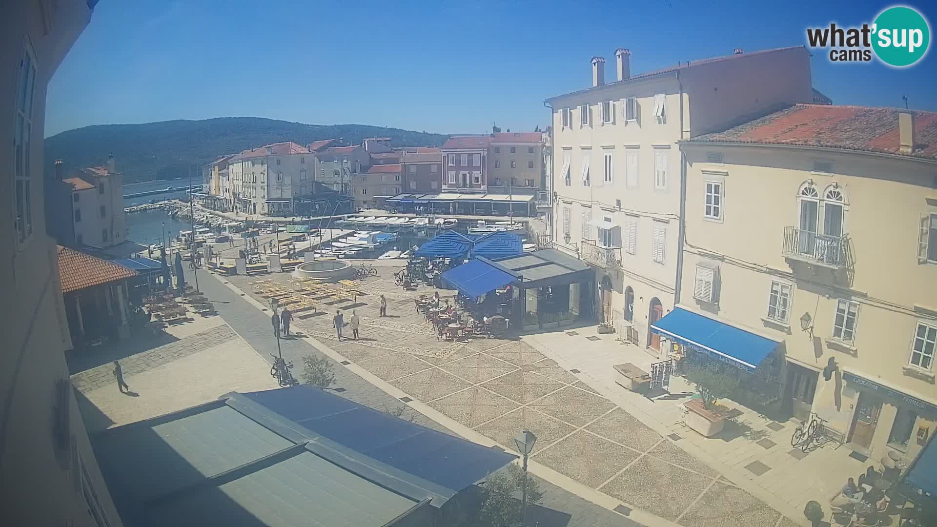 Web kamera Grad Cres – glavni trg i “mandrač” – otok Cres