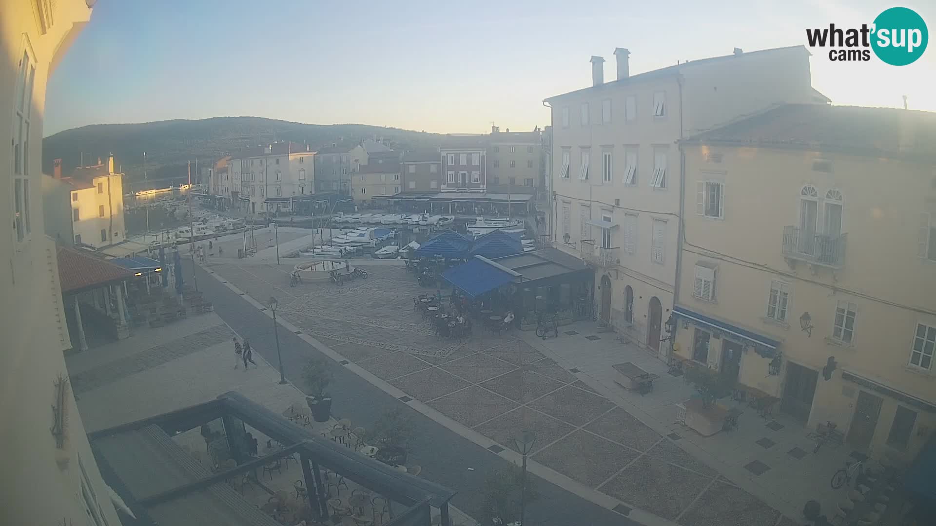 V ŽIVO spletna kamera Cres mesto – glavni trg in “mandrač” – otok Cres – Hrvaška