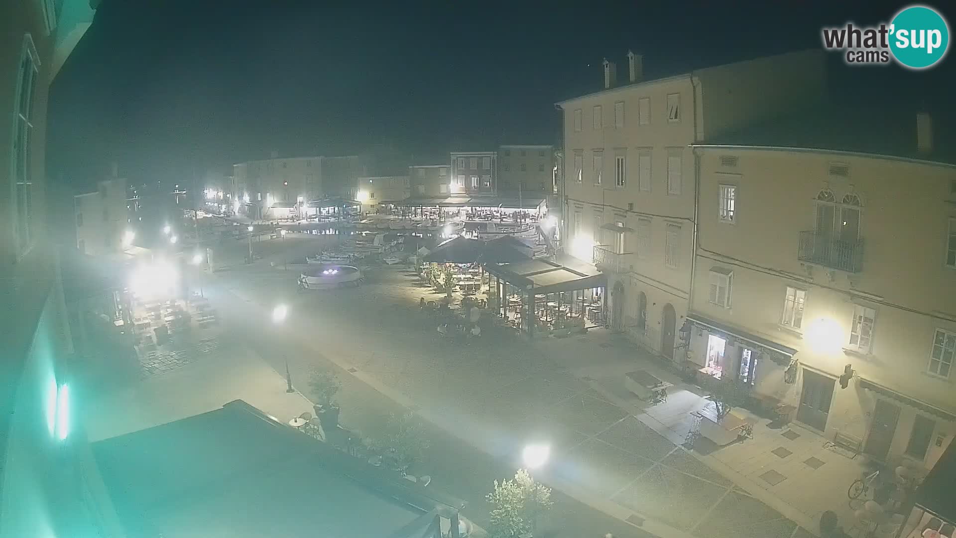 Web kamera Grad Cres – glavni trg i “mandrač” – otok Cres