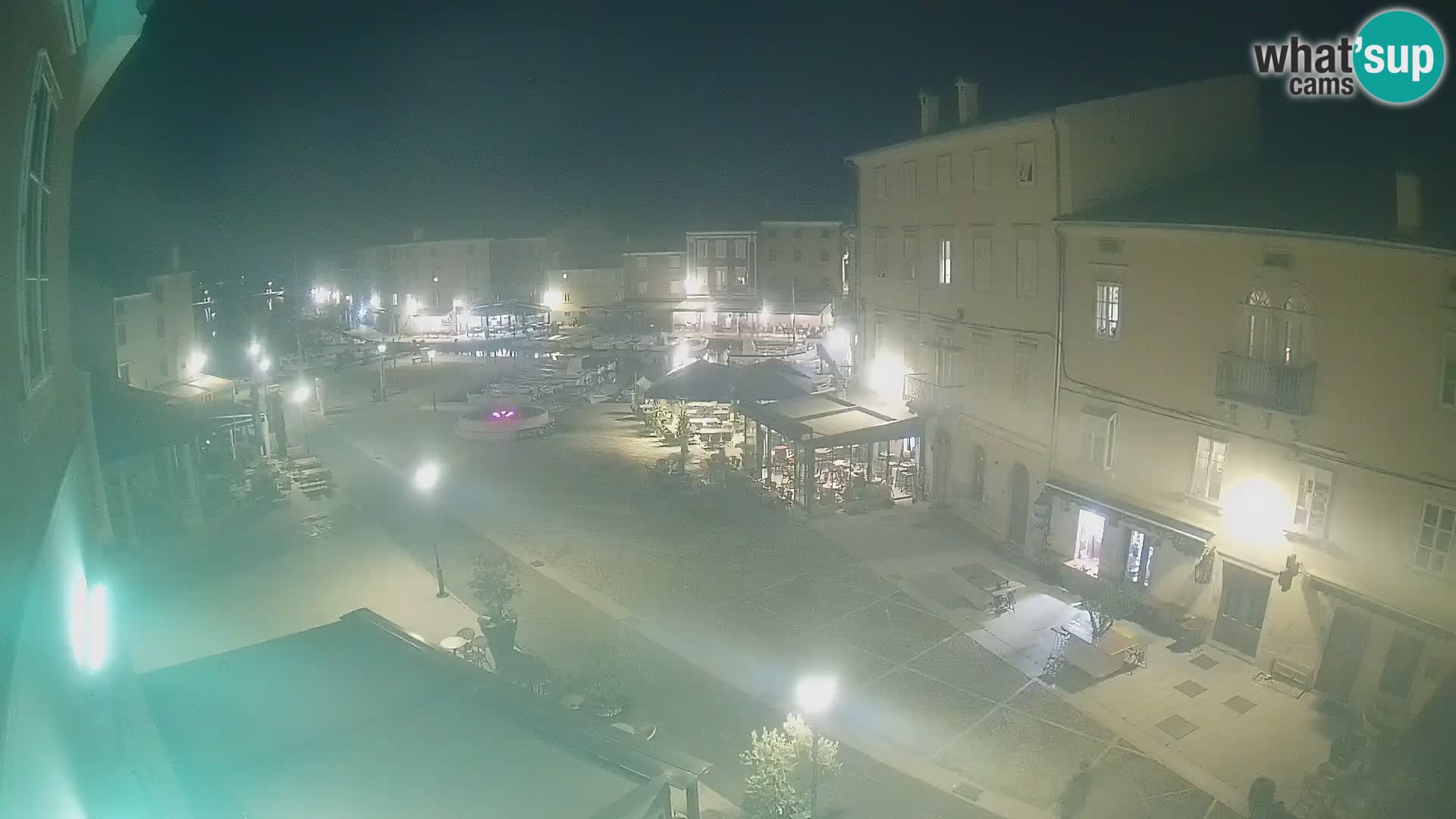 Web kamera Grad Cres – glavni trg i “mandrač” – otok Cres