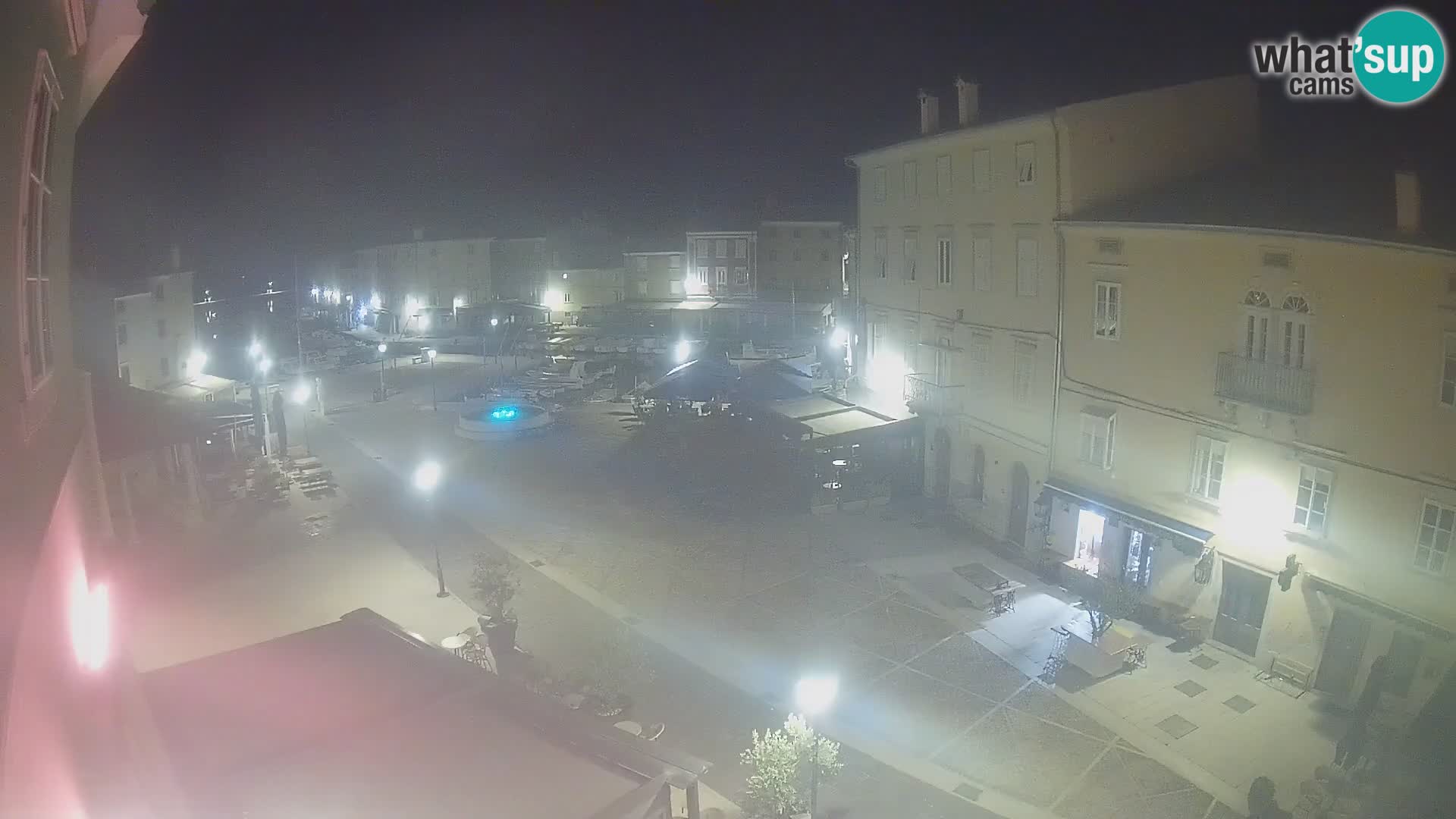 V ŽIVO spletna kamera Cres mesto – glavni trg in “mandrač” – otok Cres – Hrvaška