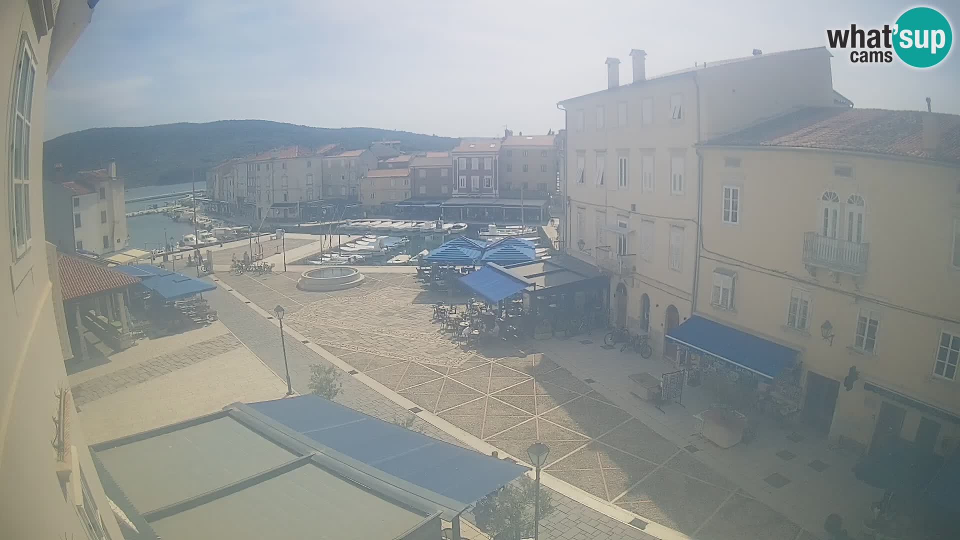 Cámara en vivo ciudad de Cres – plaza principal y “mandrač” – isla de Cres – Croacia