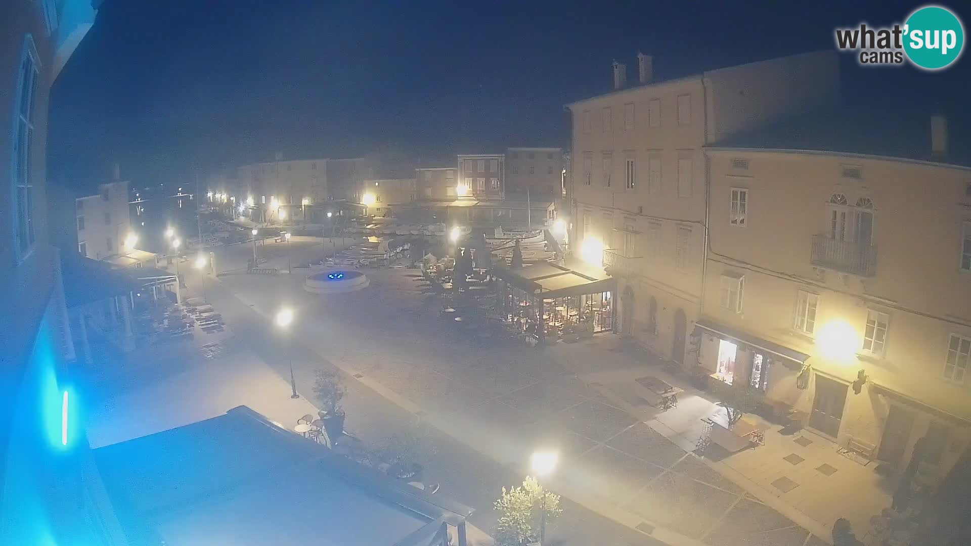 Web kamera Grad Cres – glavni trg i “mandrač” – otok Cres