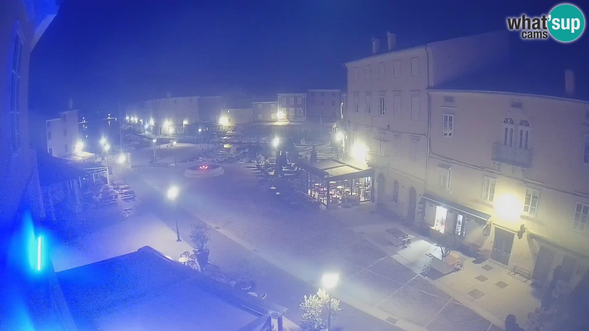 V ŽIVO spletna kamera Cres mesto – glavni trg in “mandrač” – otok Cres – Hrvaška