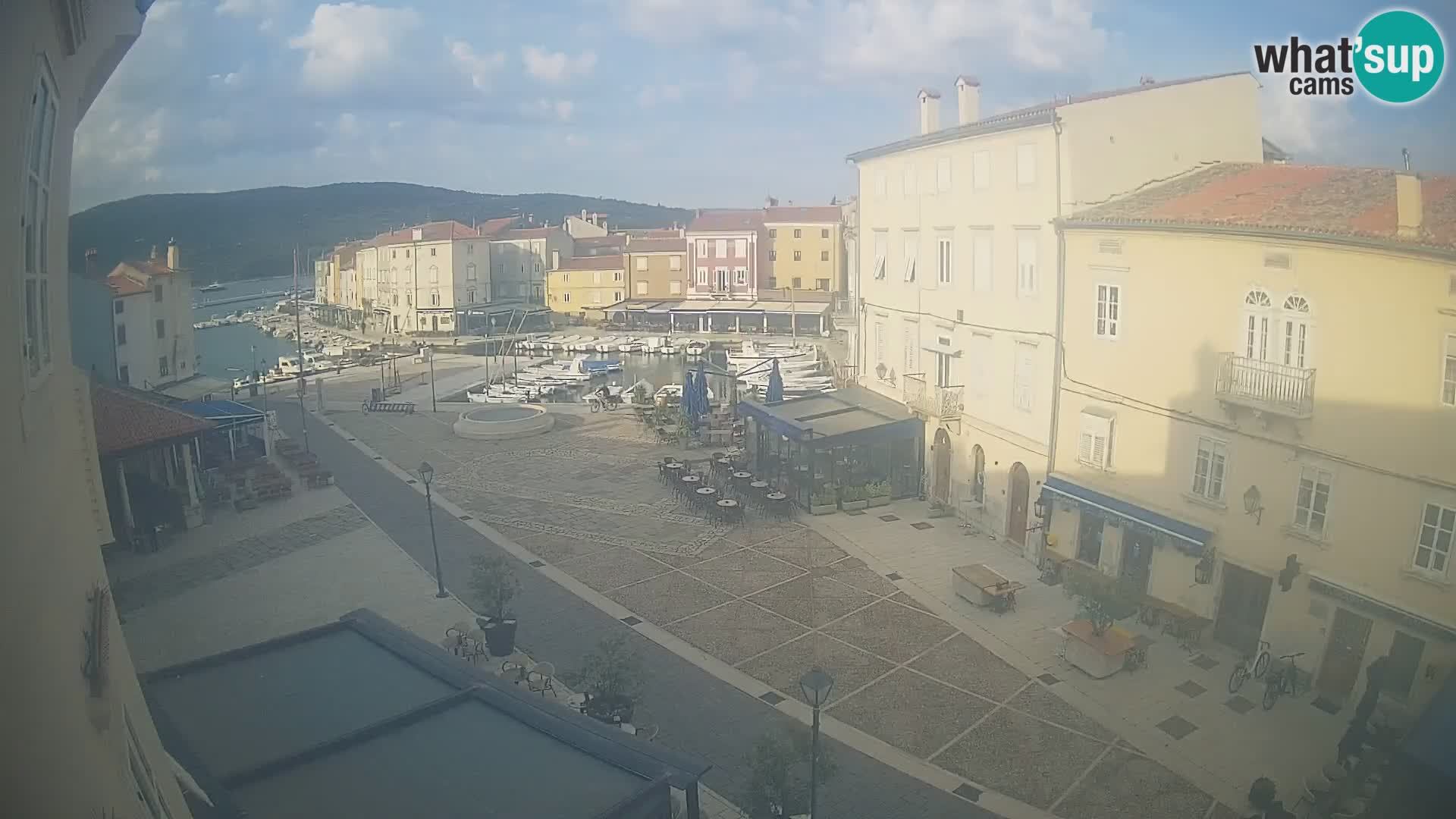 Web kamera Grad Cres – glavni trg i “mandrač” – otok Cres