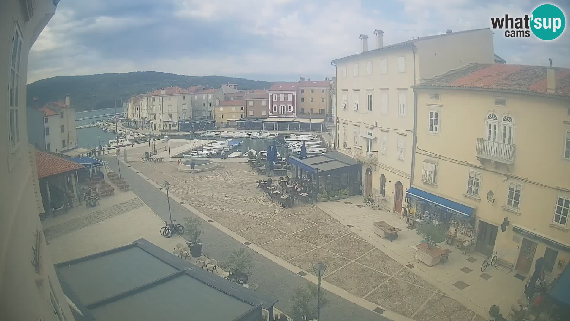 V ŽIVO spletna kamera Cres mesto – glavni trg in “mandrač” – otok Cres – Hrvaška