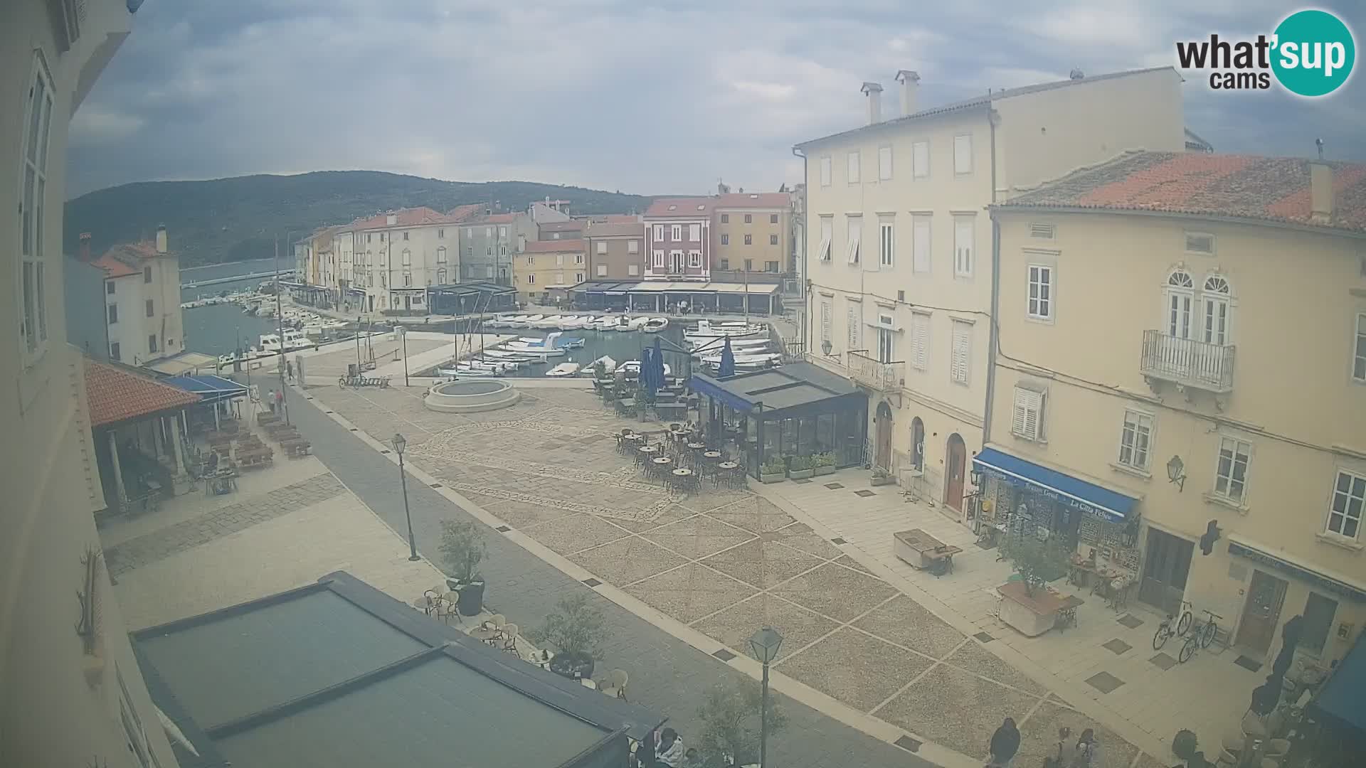 Web kamera Grad Cres – glavni trg i “mandrač” – otok Cres