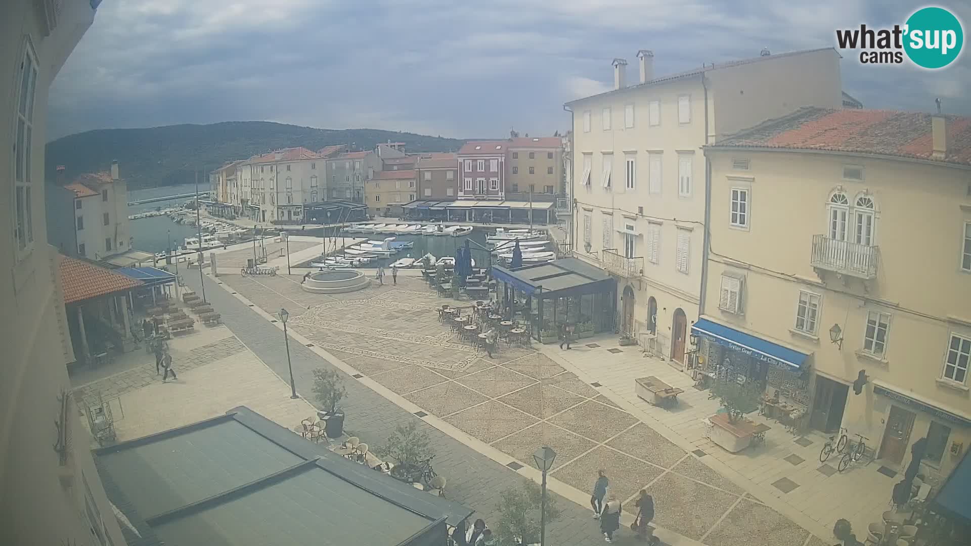 LIVE cam Cres city – place principale et “mandrač” – île de Cres – Croatie