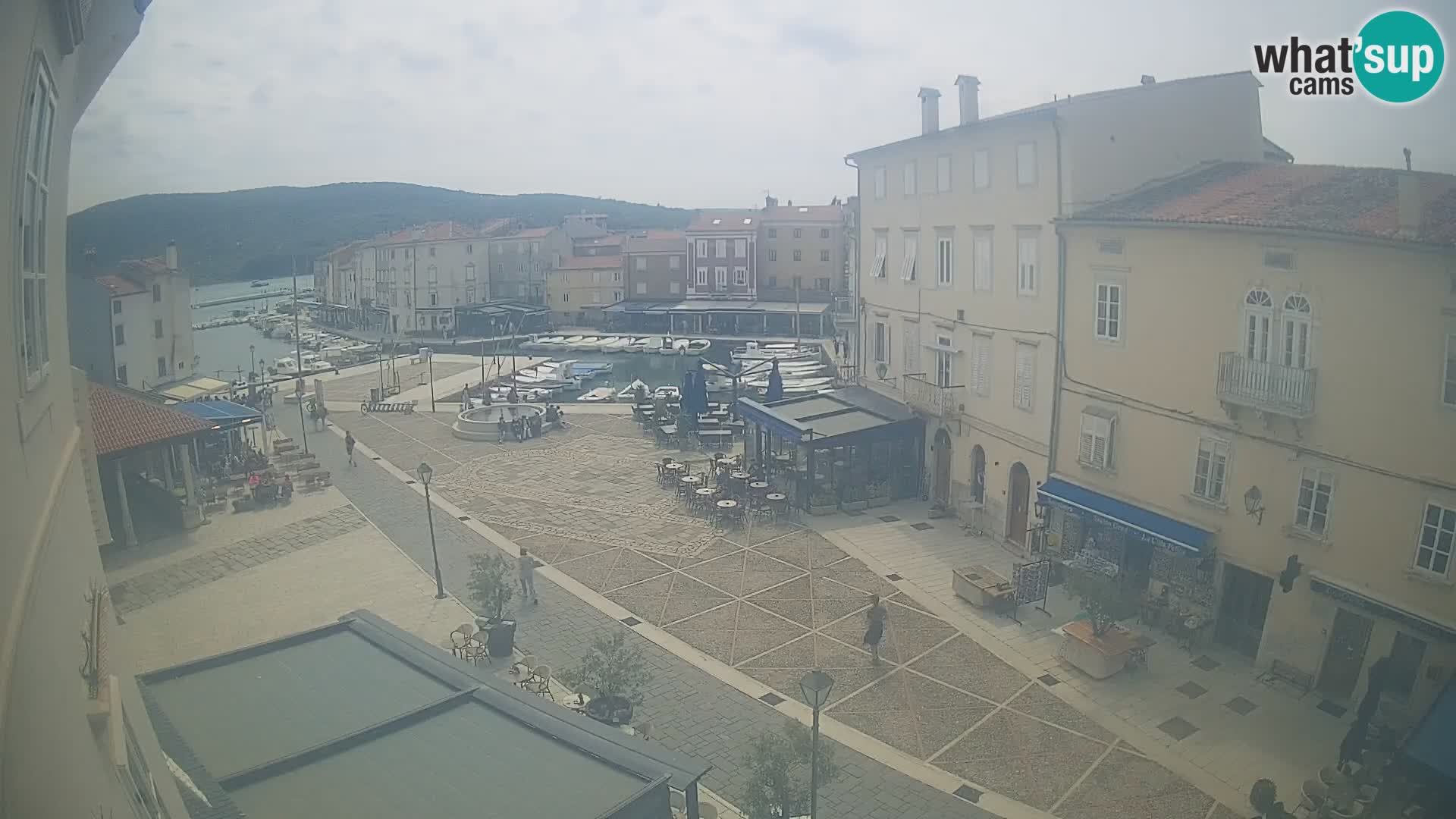LIVE cam Cres city – place principale et “mandrač” – île de Cres – Croatie
