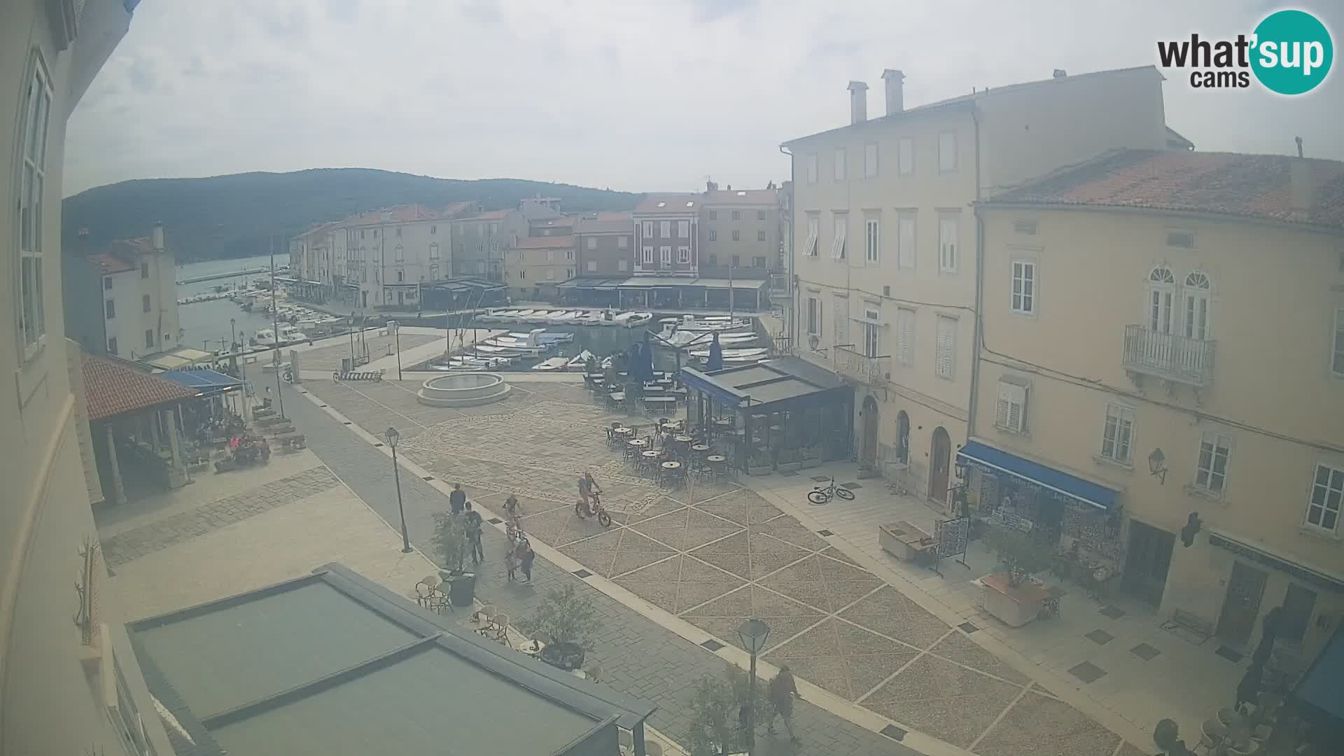 LIVE cam Cres city – place principale et “mandrač” – île de Cres – Croatie
