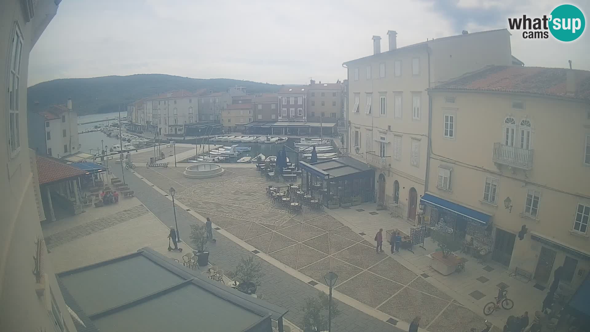 Web kamera Grad Cres – glavni trg i “mandrač” – otok Cres