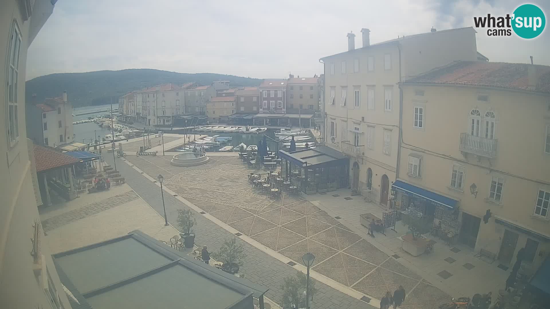 Web kamera Grad Cres – glavni trg i “mandrač” – otok Cres