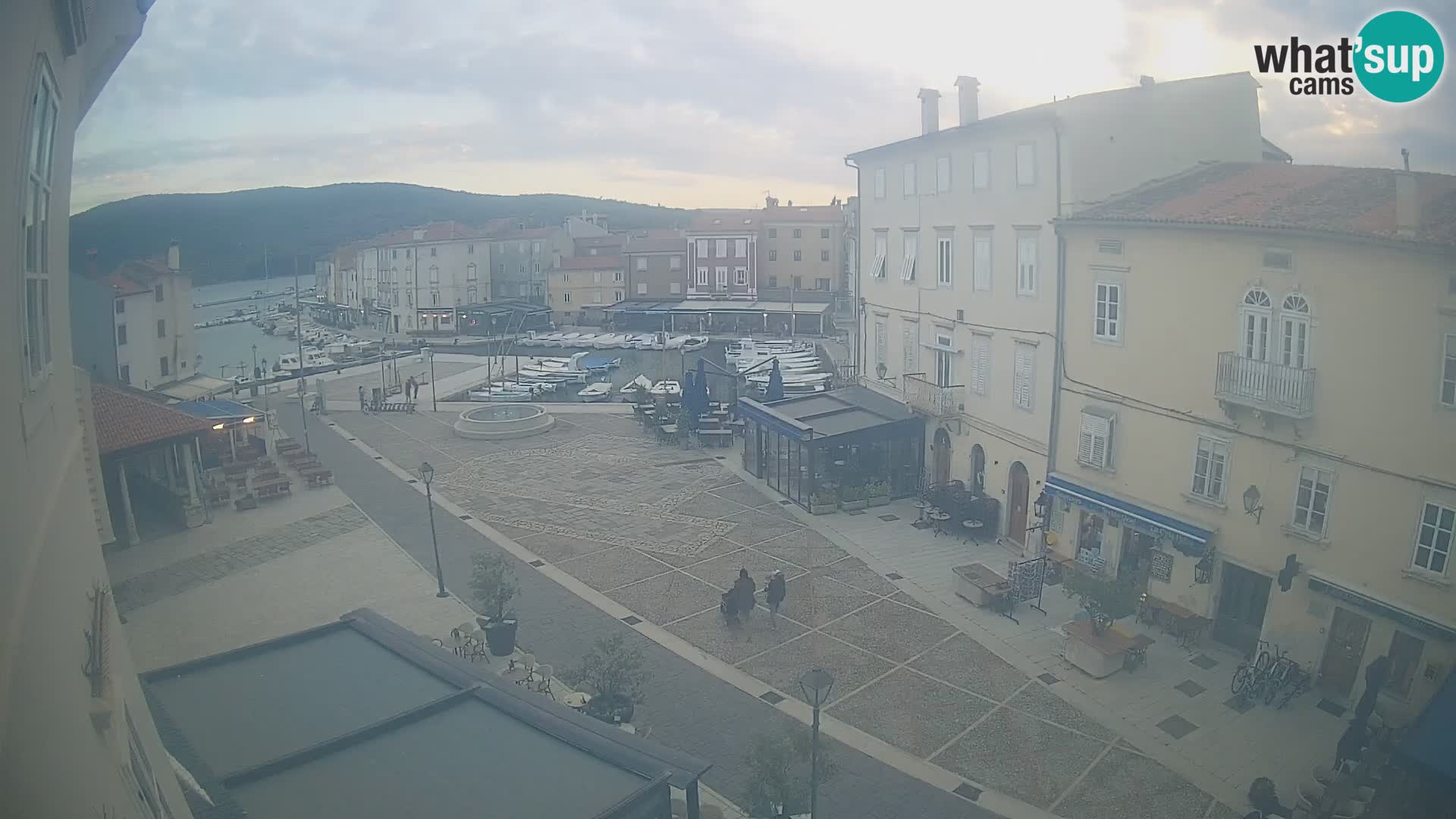 LIVE cam Cres city – place principale et “mandrač” – île de Cres – Croatie
