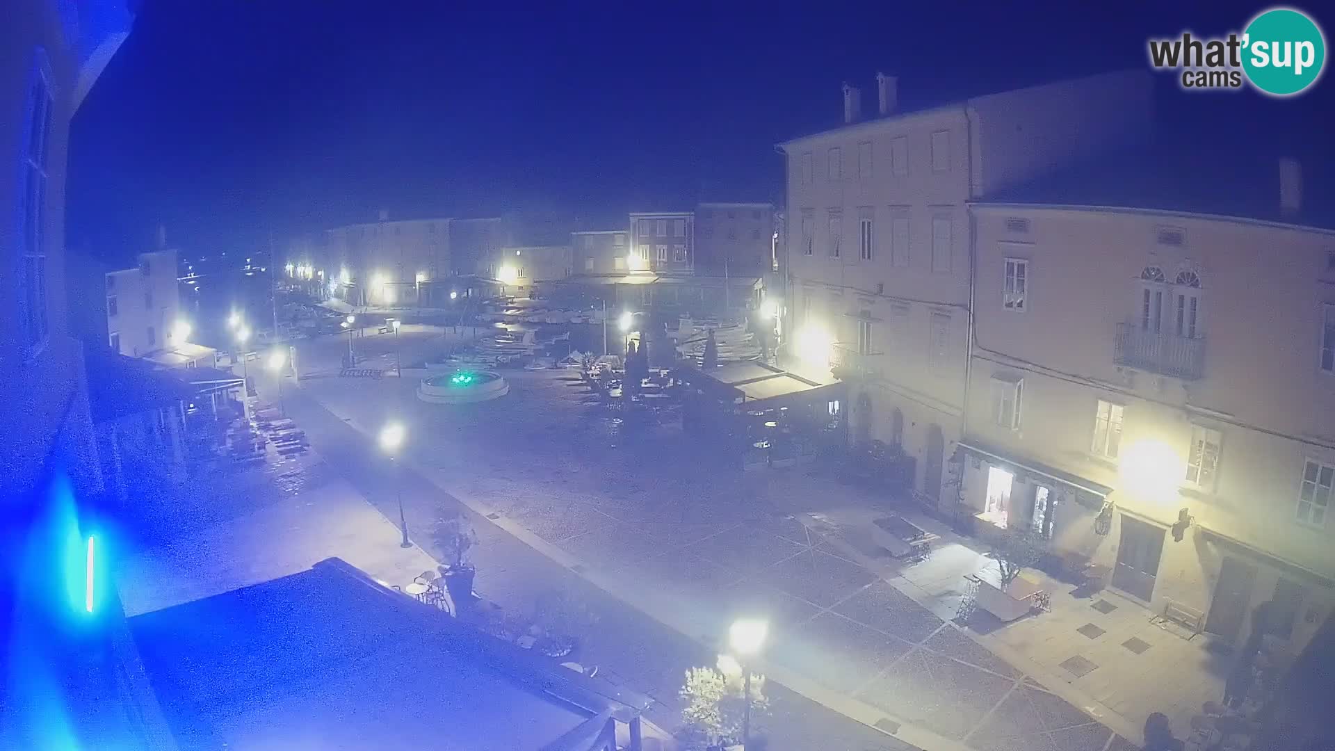 Web kamera Grad Cres – glavni trg i “mandrač” – otok Cres