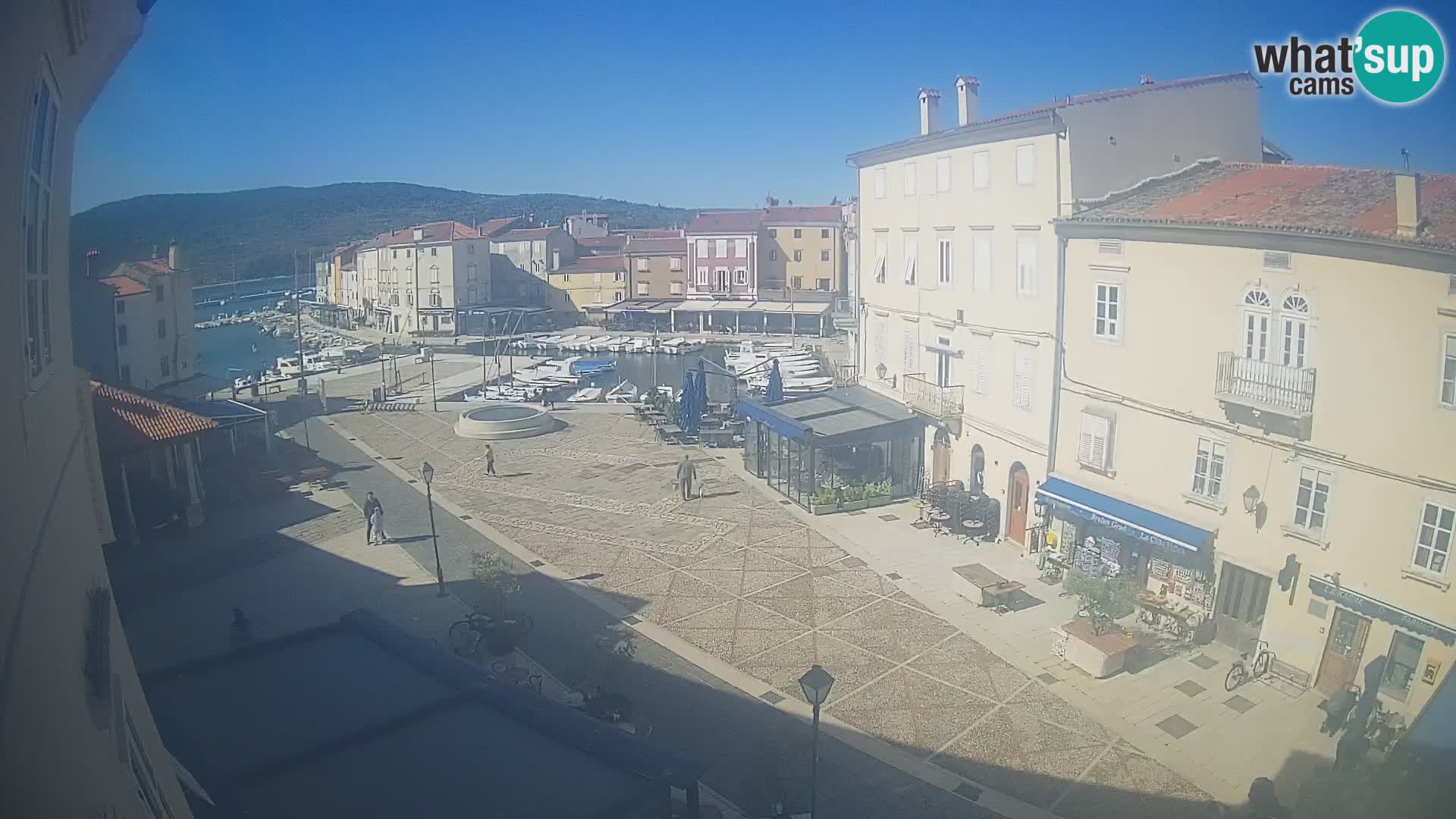 Cámara en vivo ciudad de Cres – plaza principal y “mandrač” – isla de Cres – Croacia