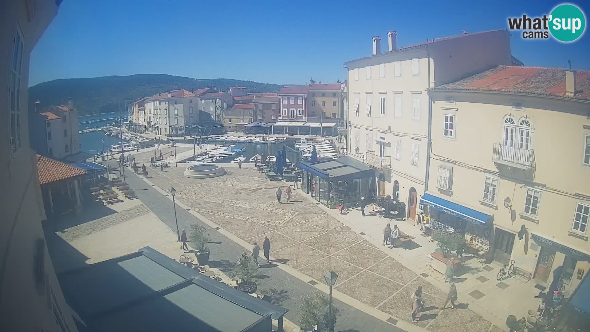 Cámara en vivo ciudad de Cres – plaza principal y “mandrač” – isla de Cres – Croacia