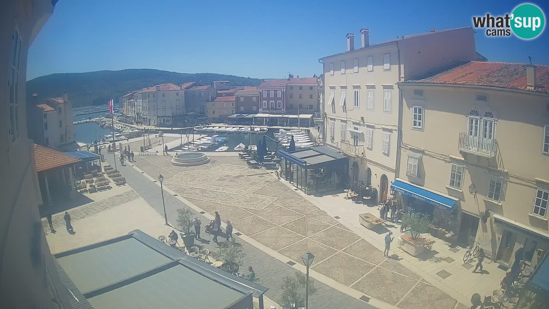 V ŽIVO spletna kamera Cres mesto – glavni trg in “mandrač” – otok Cres – Hrvaška