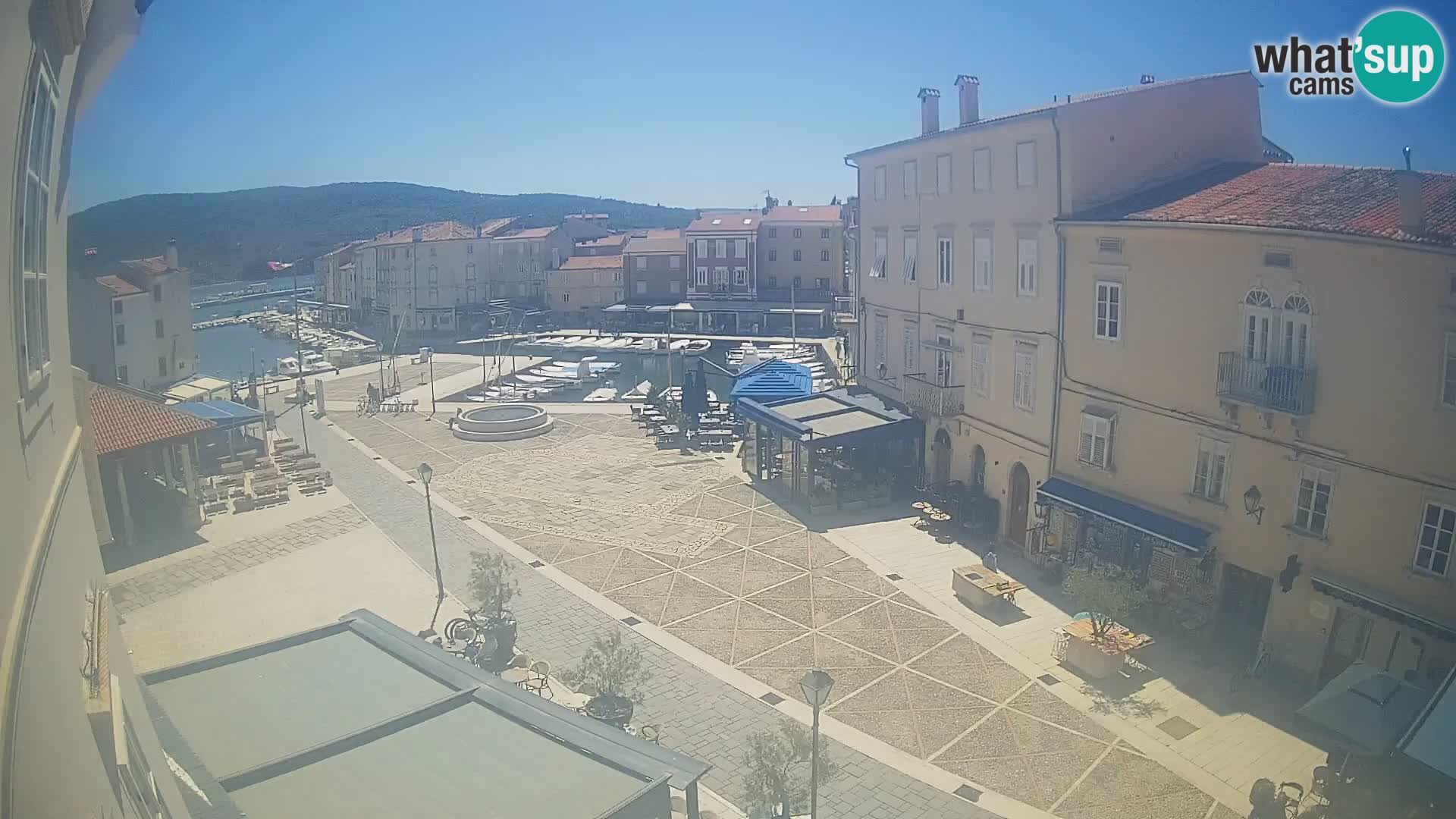 V ŽIVO spletna kamera Cres mesto – glavni trg in “mandrač” – otok Cres – Hrvaška