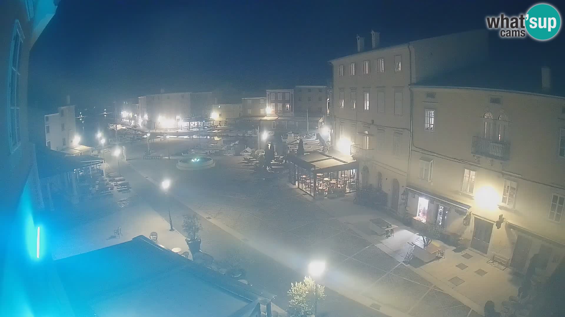 Web kamera Grad Cres – glavni trg i “mandrač” – otok Cres