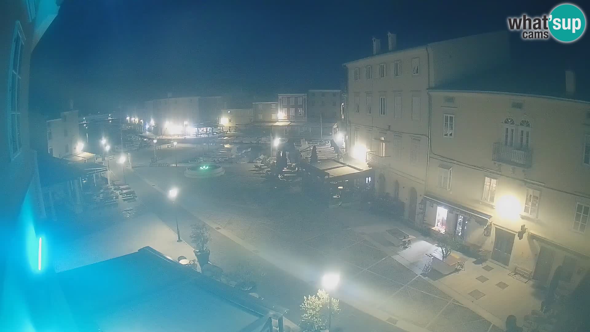 Web kamera Grad Cres – glavni trg i “mandrač” – otok Cres