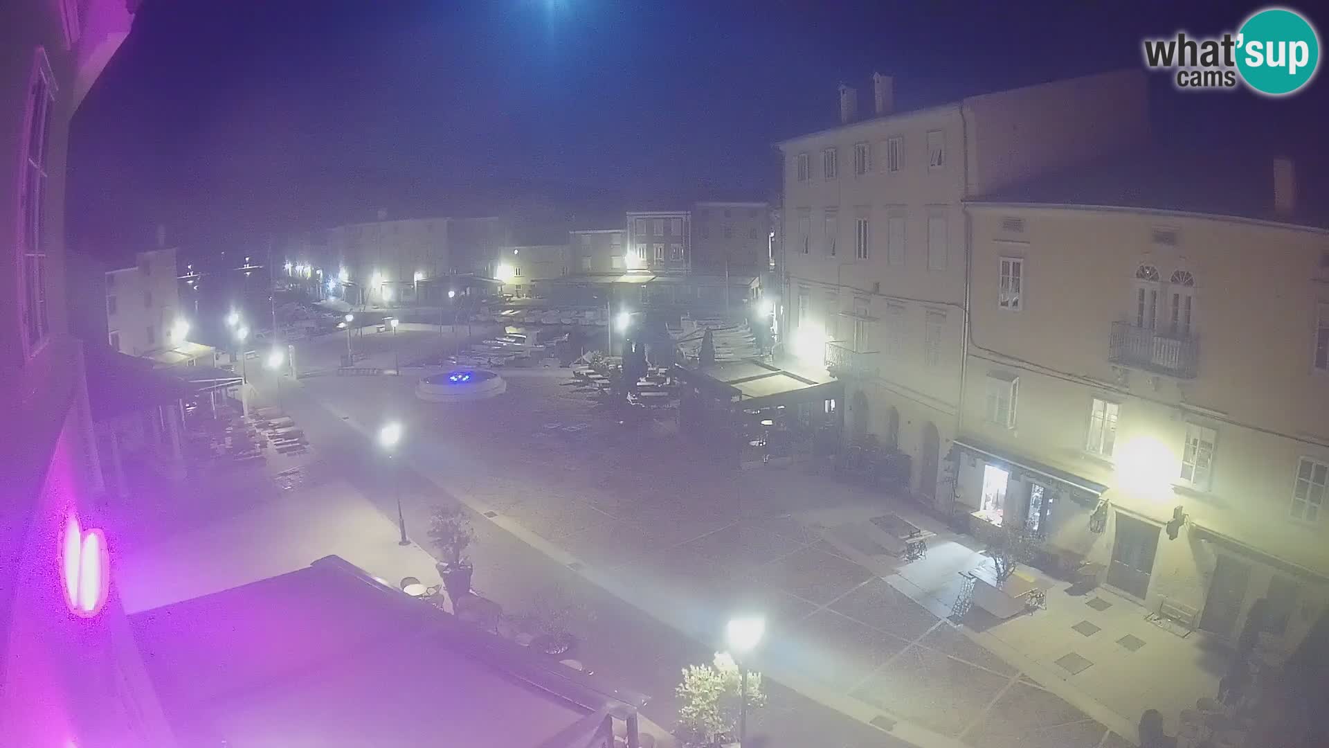 Web kamera Grad Cres – glavni trg i “mandrač” – otok Cres