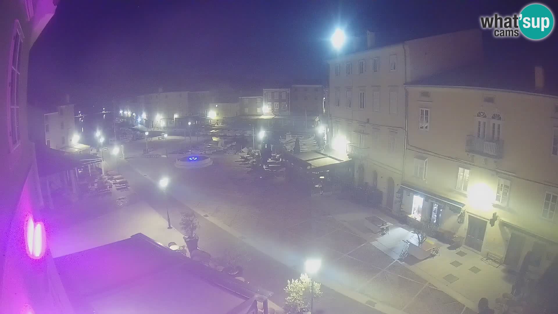 V ŽIVO spletna kamera Cres mesto – glavni trg in “mandrač” – otok Cres – Hrvaška