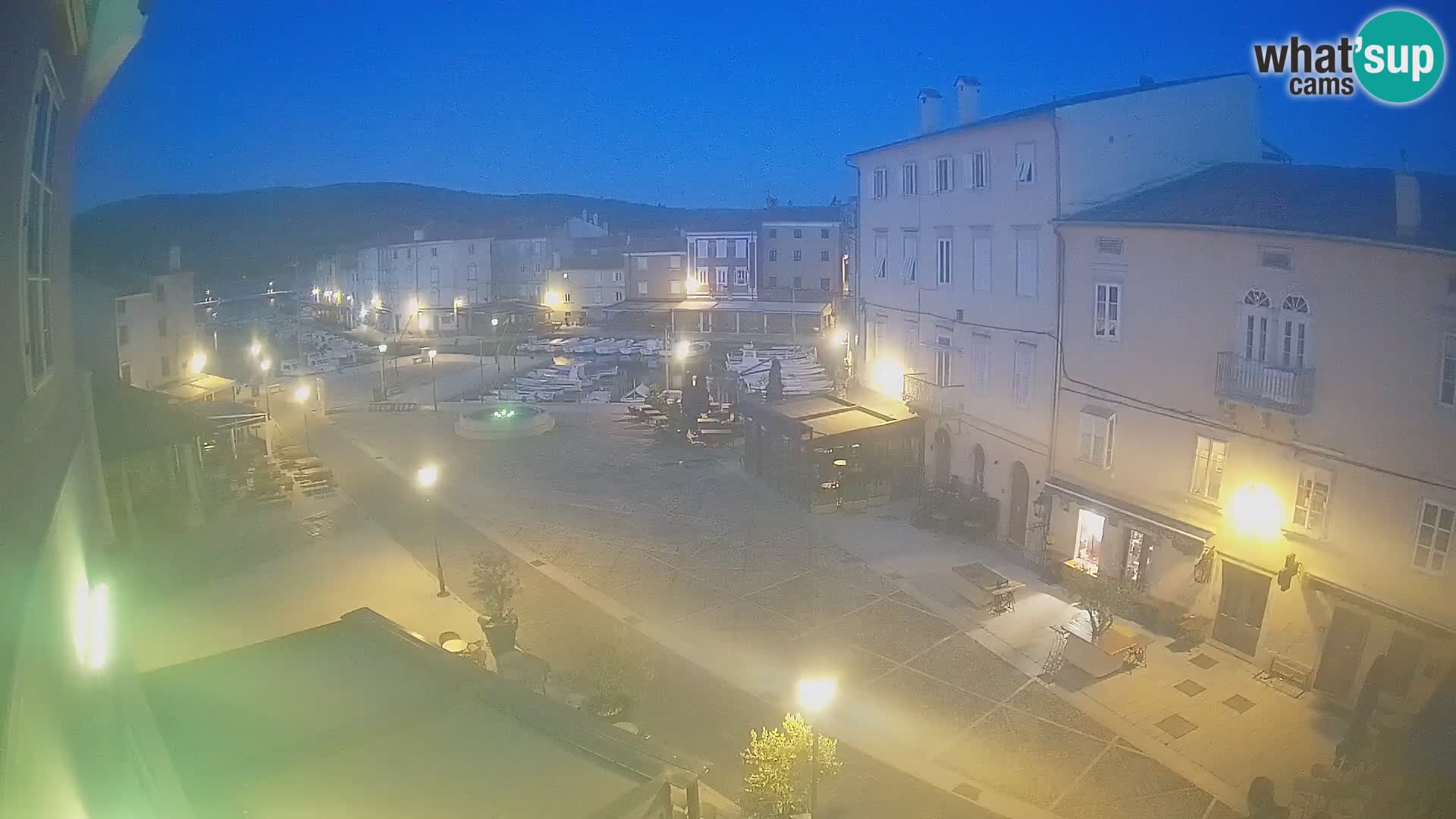 V ŽIVO spletna kamera Cres mesto – glavni trg in “mandrač” – otok Cres – Hrvaška
