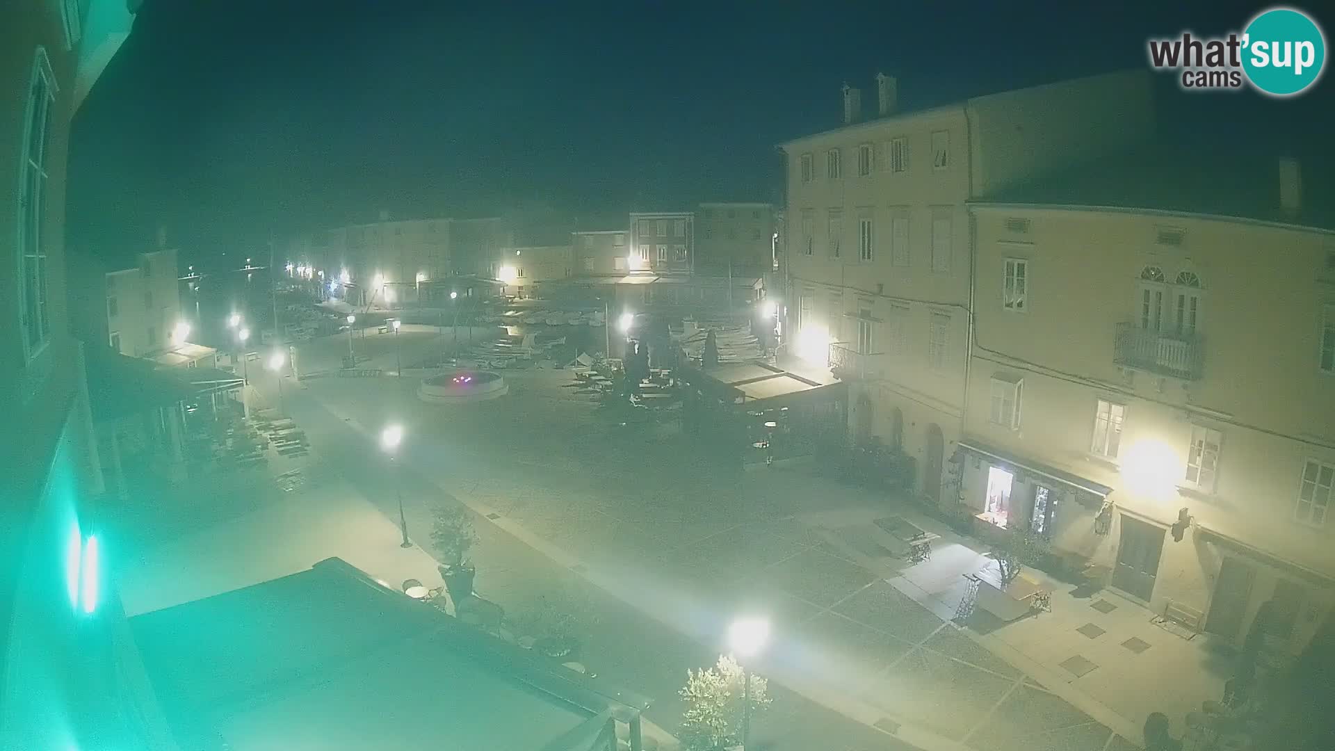 V ŽIVO spletna kamera Cres mesto – glavni trg in “mandrač” – otok Cres – Hrvaška