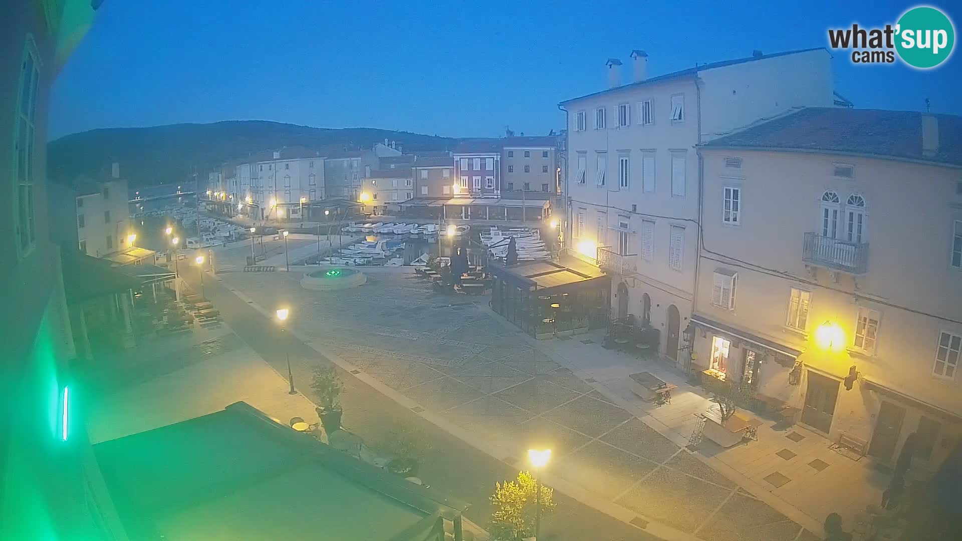 V ŽIVO spletna kamera Cres mesto – glavni trg in “mandrač” – otok Cres – Hrvaška