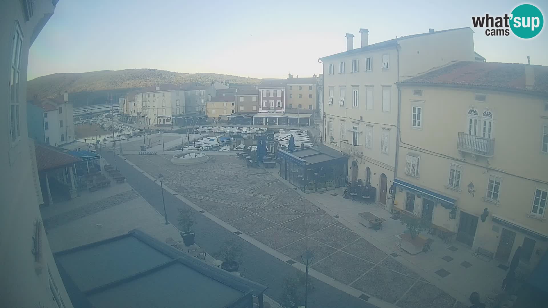 LIVE cam Cres città – piazza principale e “mandrač” – isola di Cherso – Croazia