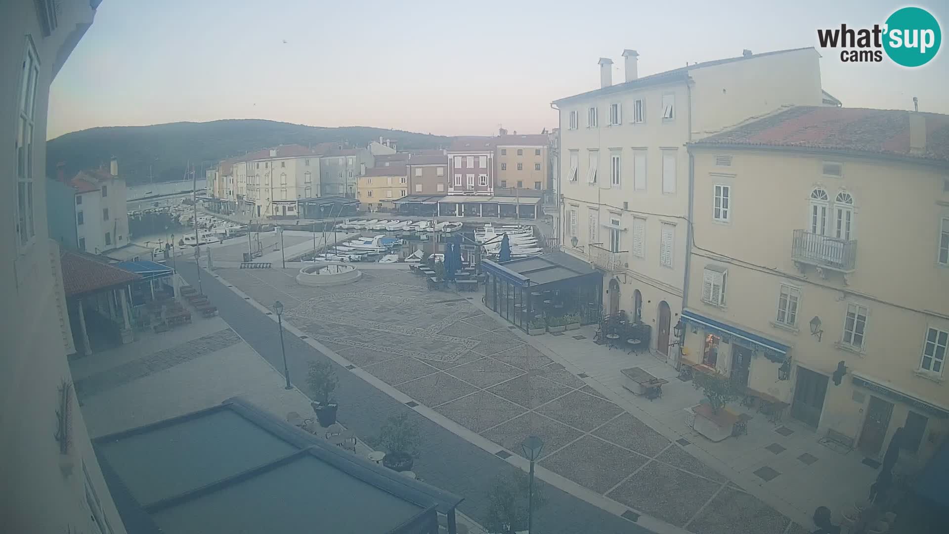 Web kamera Grad Cres – glavni trg i “mandrač” – otok Cres
