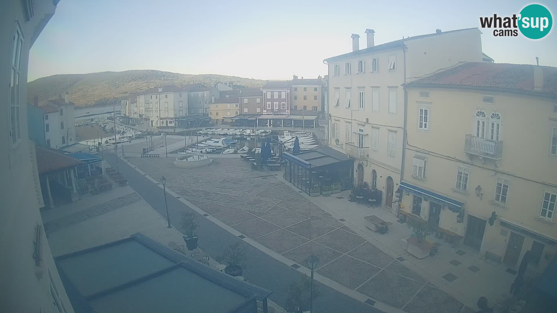 Cámara en vivo ciudad de Cres – plaza principal y “mandrač” – isla de Cres – Croacia
