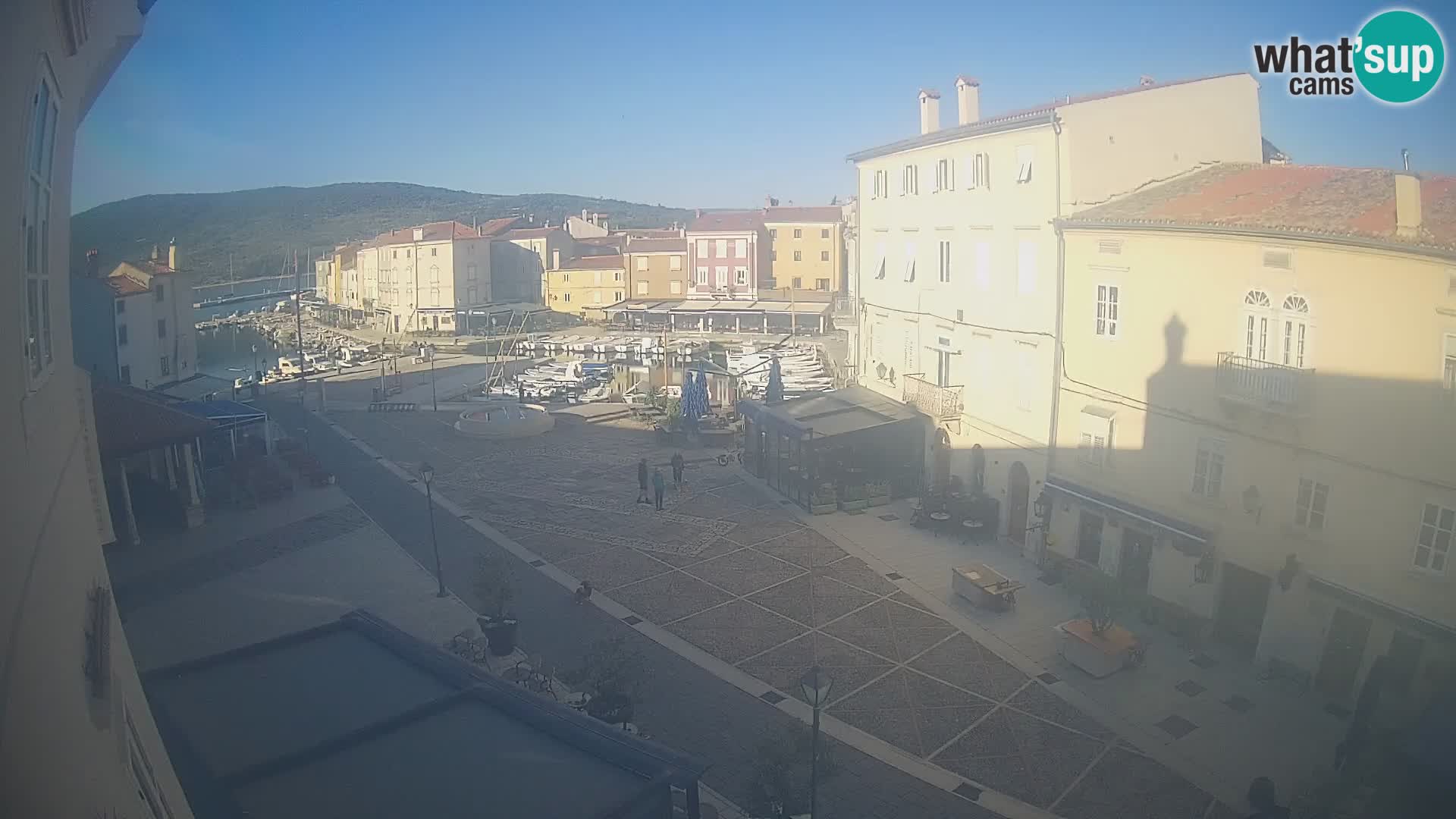 V ŽIVO spletna kamera Cres mesto – glavni trg in “mandrač” – otok Cres – Hrvaška