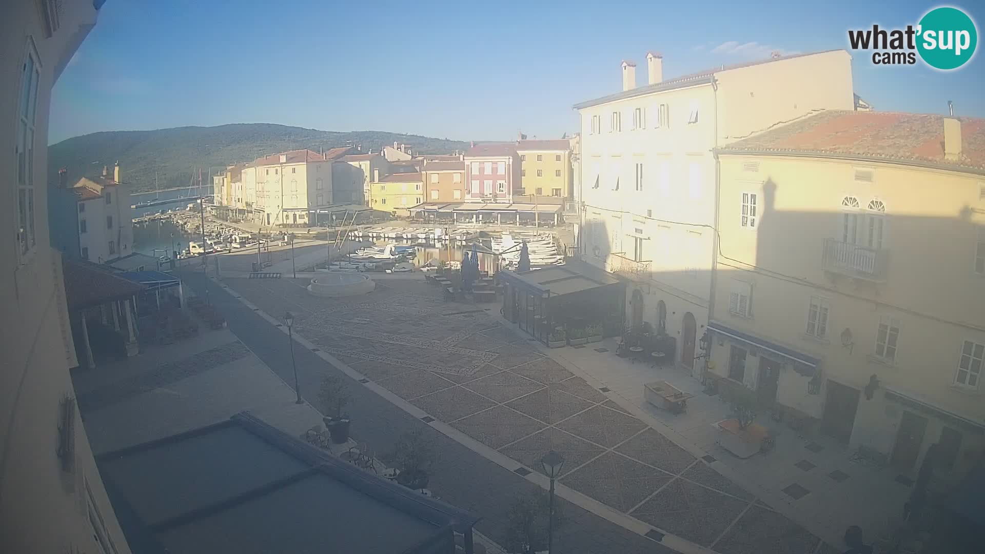 V ŽIVO spletna kamera Cres mesto – glavni trg in “mandrač” – otok Cres – Hrvaška