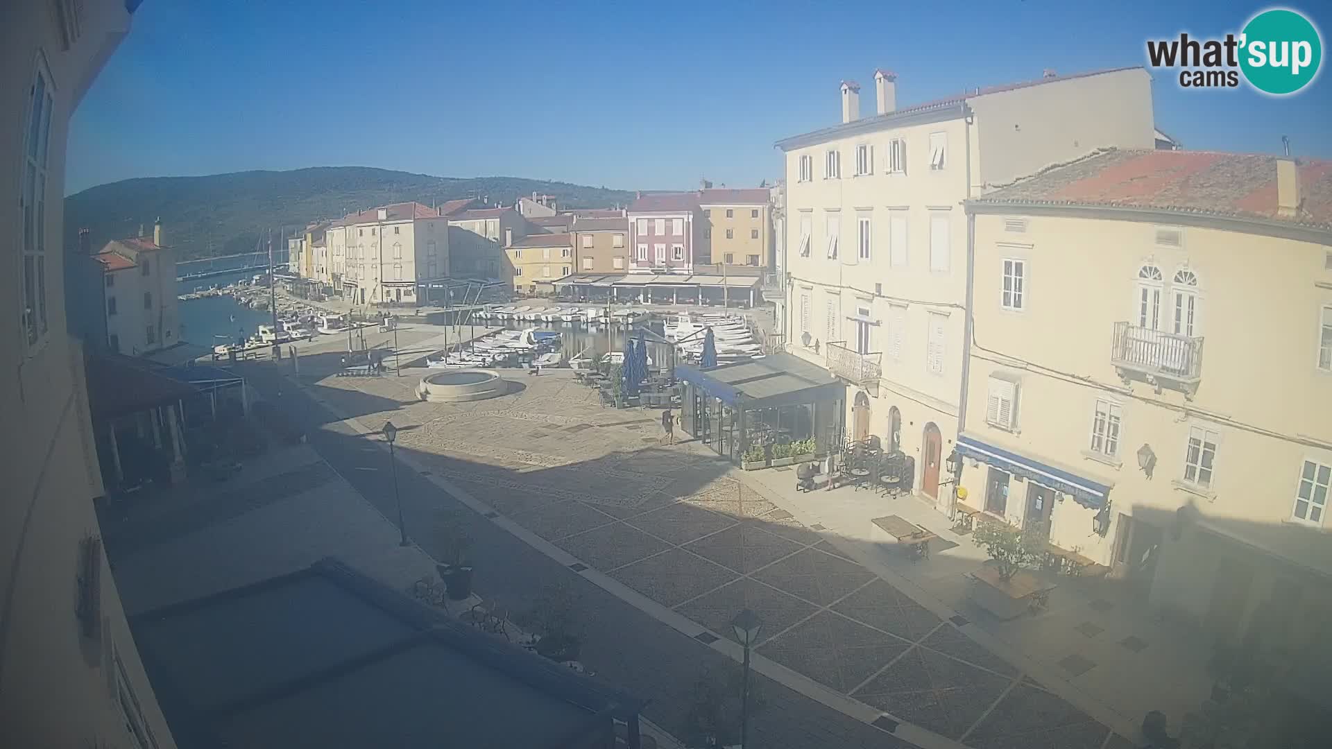 Web kamera Grad Cres – glavni trg i “mandrač” – otok Cres