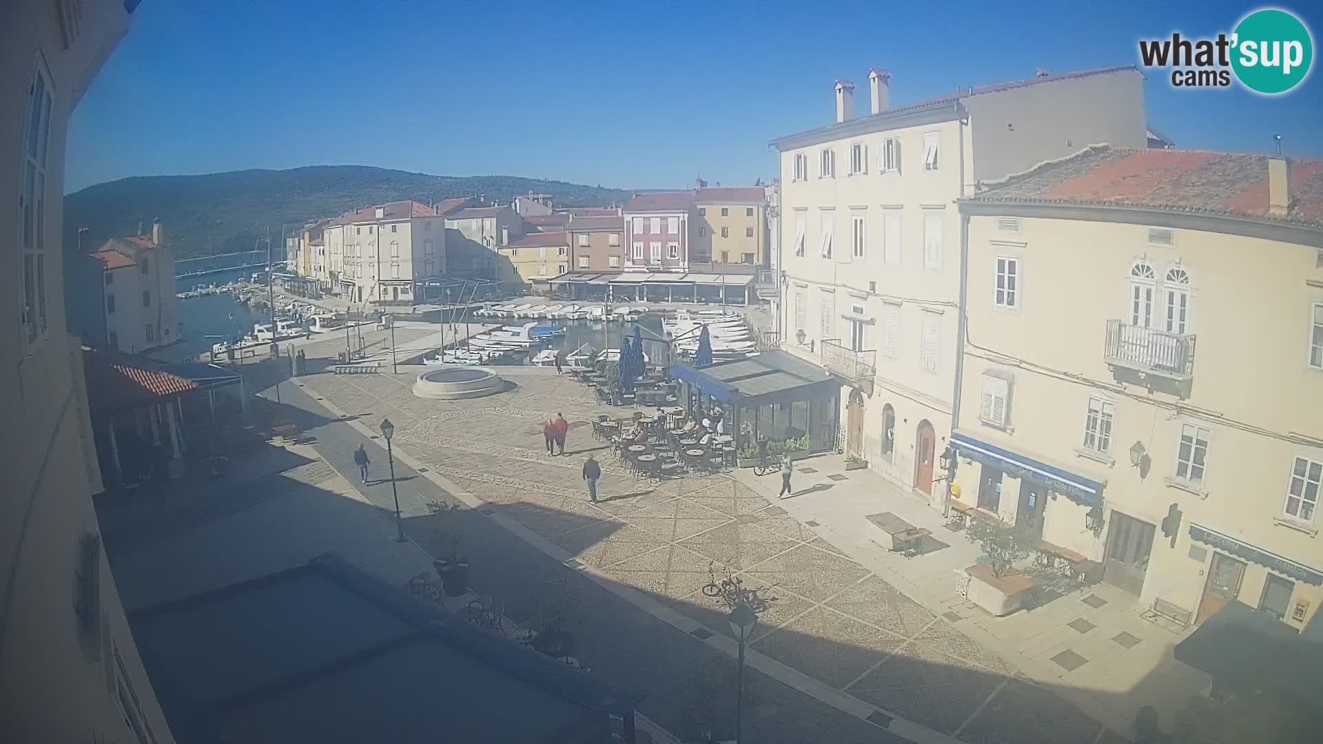 Kamera v ŽIVO Cres mesto – glavni trg in “mandrač” – otok Cres – Hrvaška