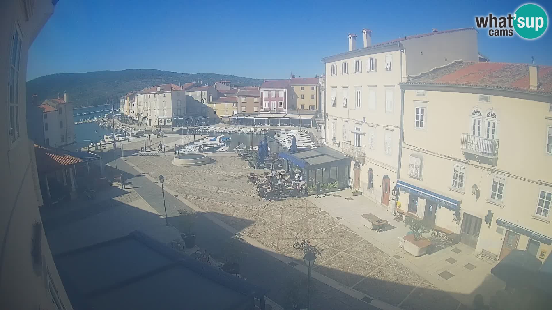 LIVE cam Cres city – place principale et “mandrač” – île de Cres – Croatie