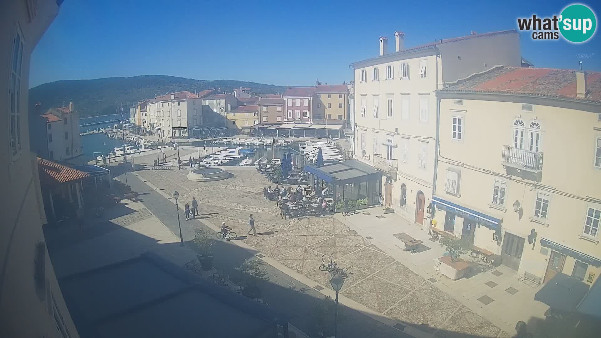 V ŽIVO spletna kamera Cres mesto – glavni trg in “mandrač” – otok Cres – Hrvaška