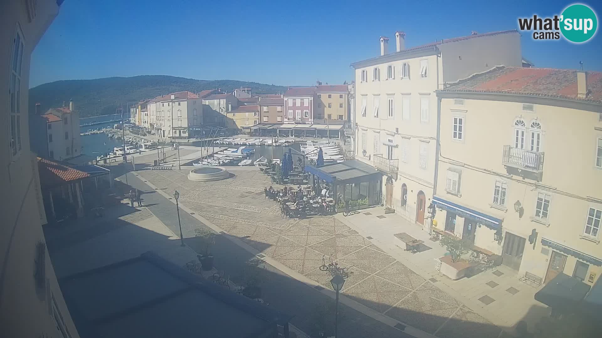 Kamera v ŽIVO Cres mesto – glavni trg in “mandrač” – otok Cres – Hrvaška