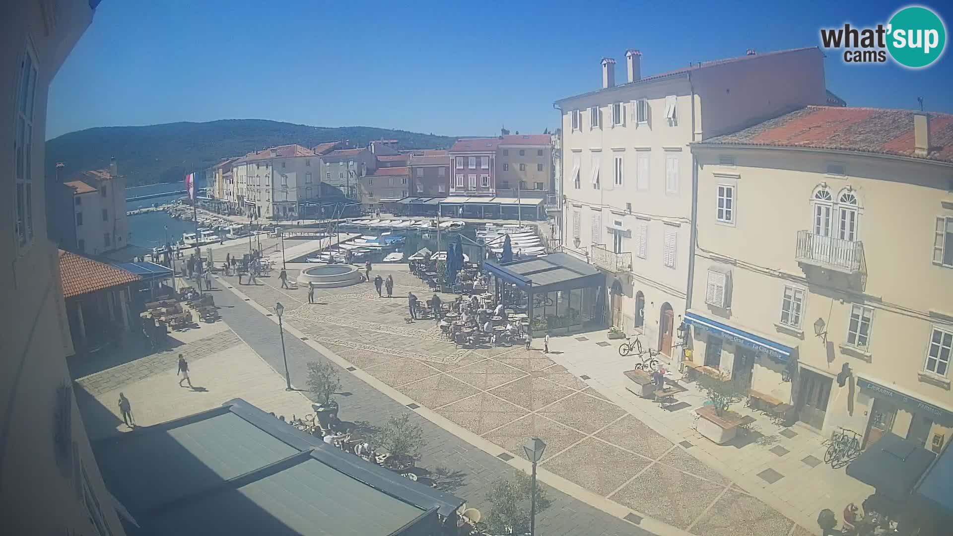 V ŽIVO spletna kamera Cres mesto – glavni trg in “mandrač” – otok Cres – Hrvaška