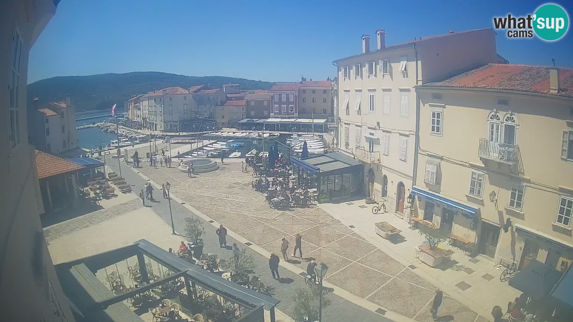 Cámara en vivo ciudad de Cres – plaza principal y “mandrač” – isla de Cres – Croacia