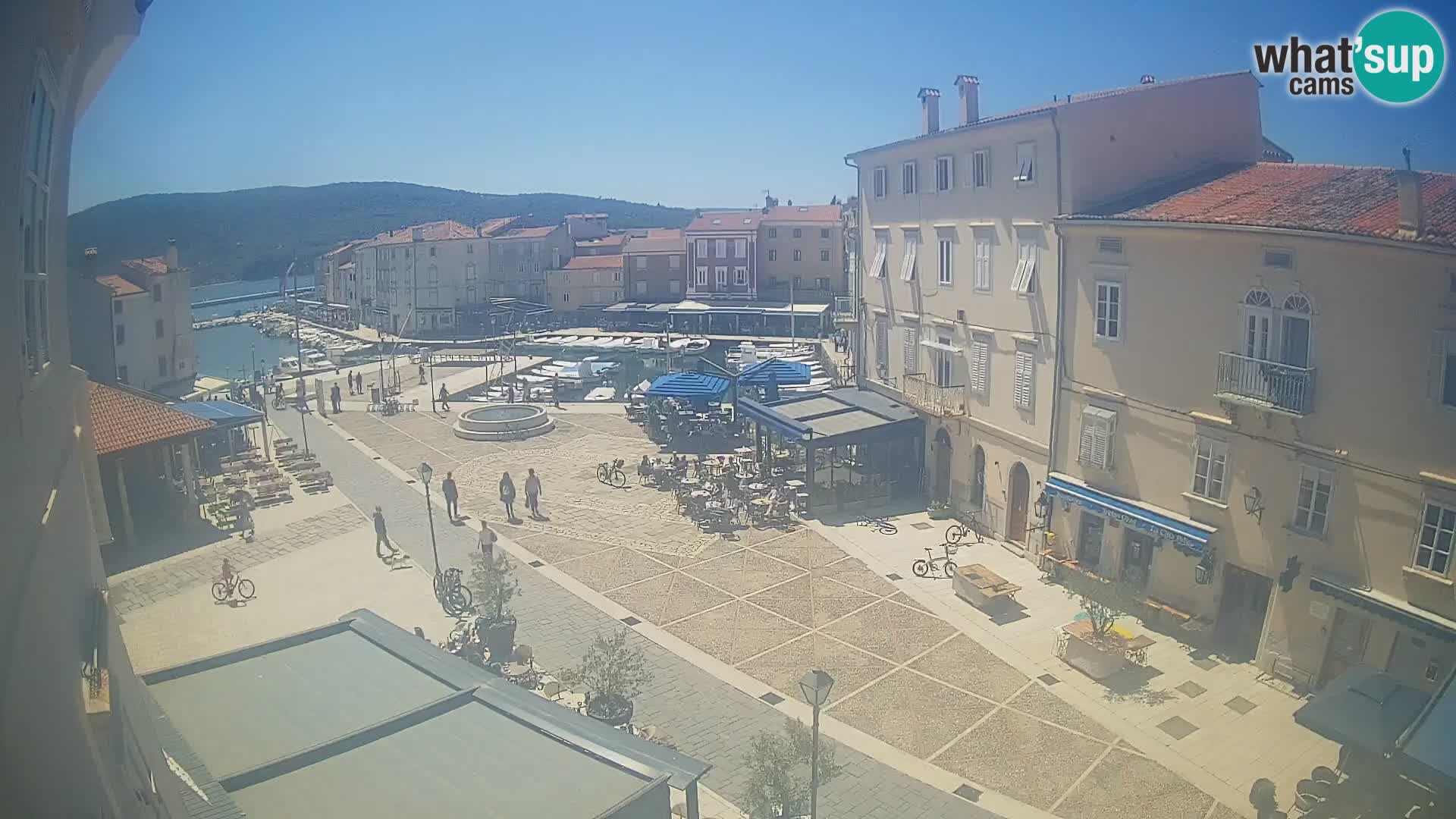 Kamera v ŽIVO Cres mesto – glavni trg in “mandrač” – otok Cres – Hrvaška