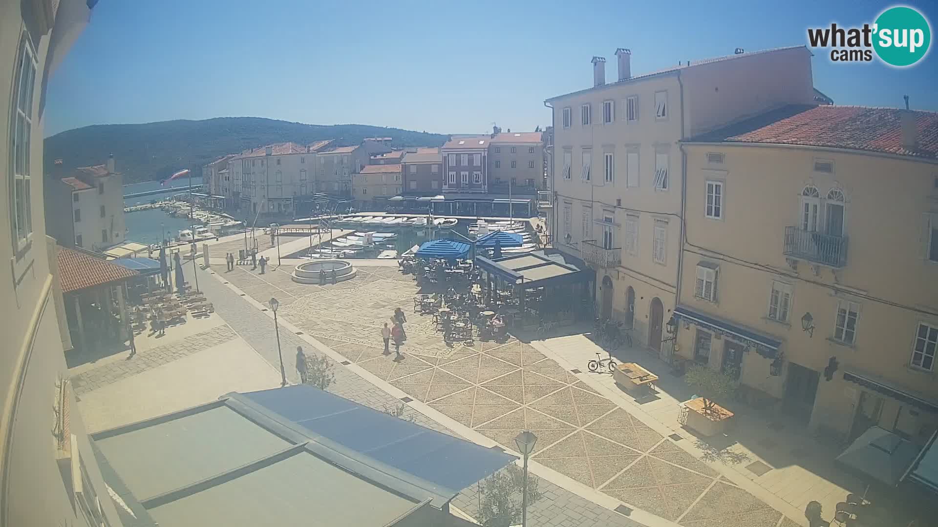 V ŽIVO spletna kamera Cres mesto – glavni trg in “mandrač” – otok Cres – Hrvaška