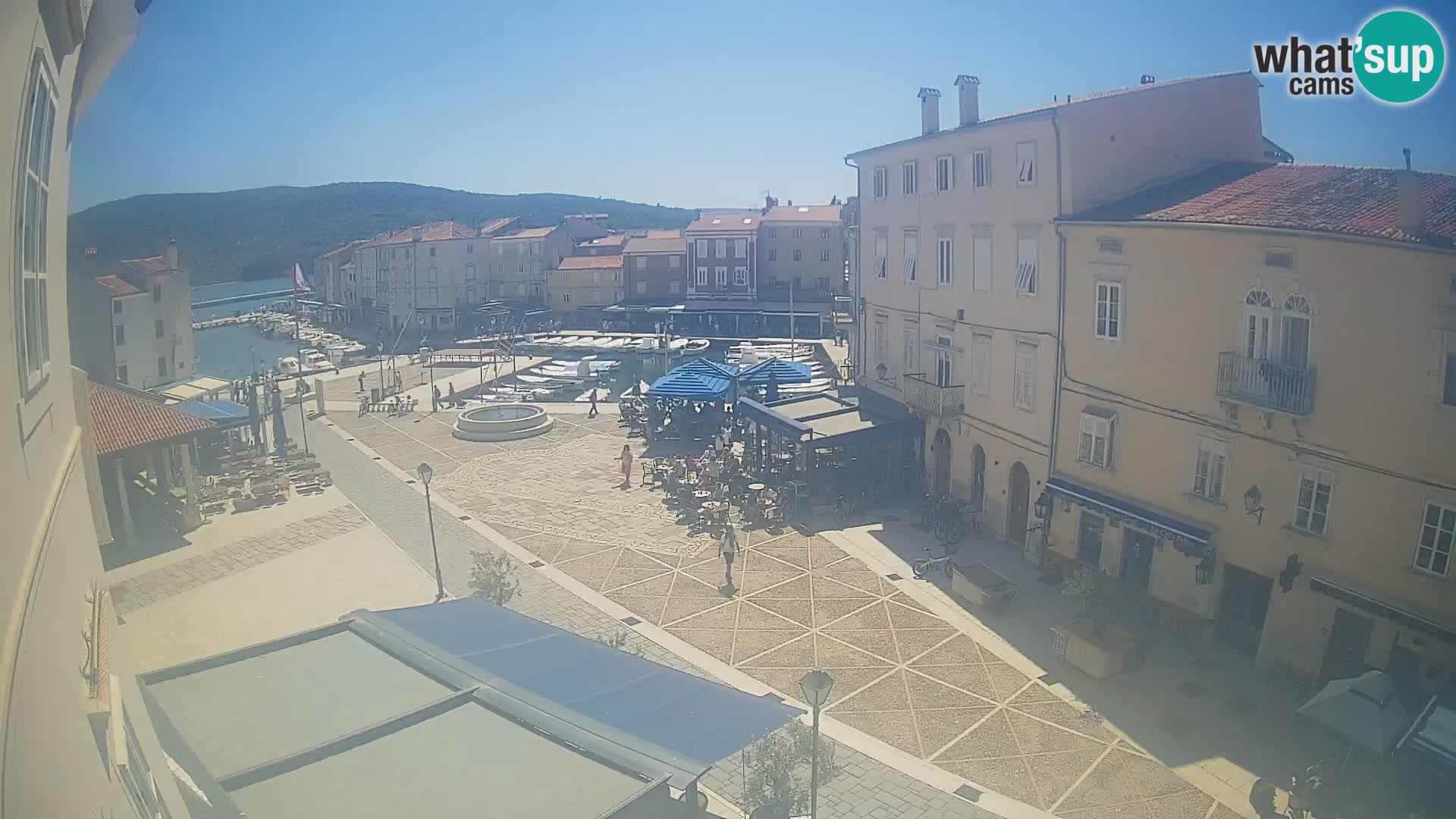 V ŽIVO spletna kamera Cres mesto – glavni trg in “mandrač” – otok Cres – Hrvaška