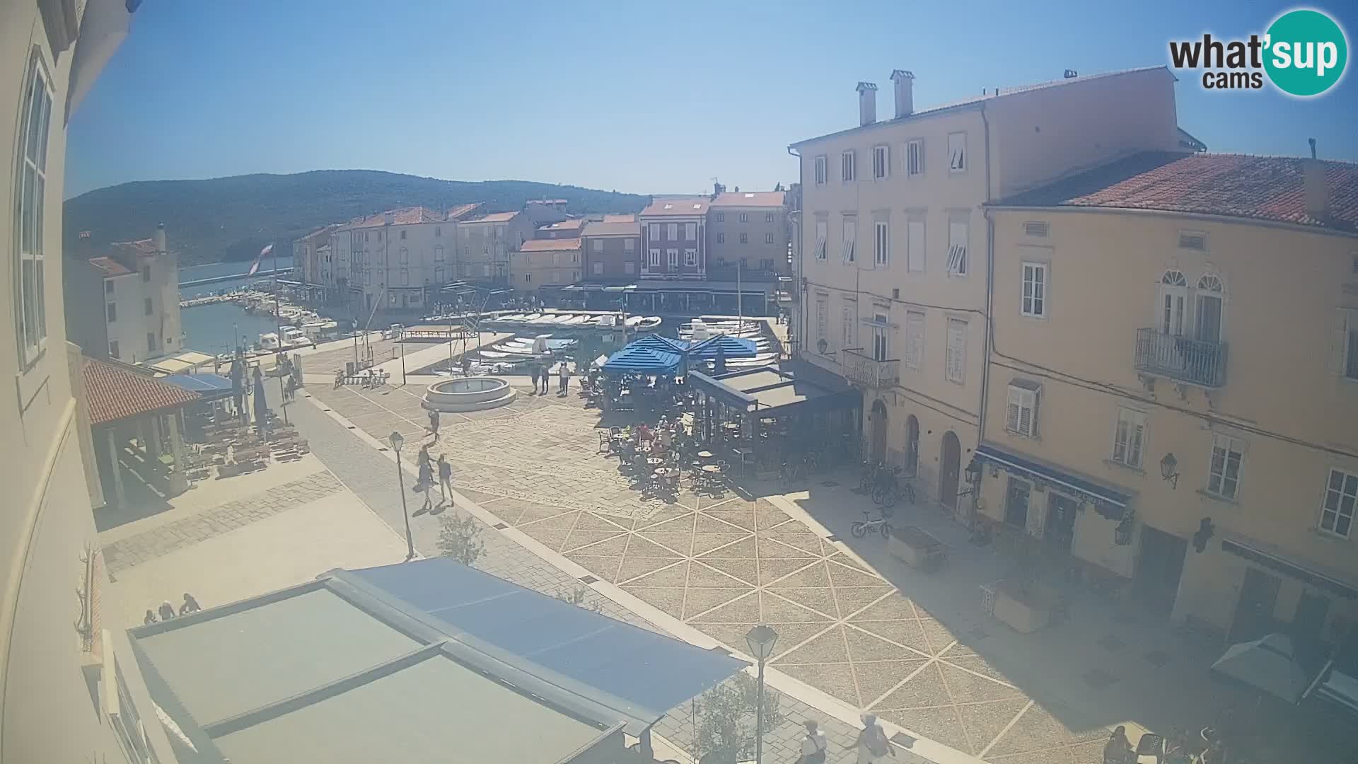 Web kamera Grad Cres – glavni trg i “mandrač” – otok Cres