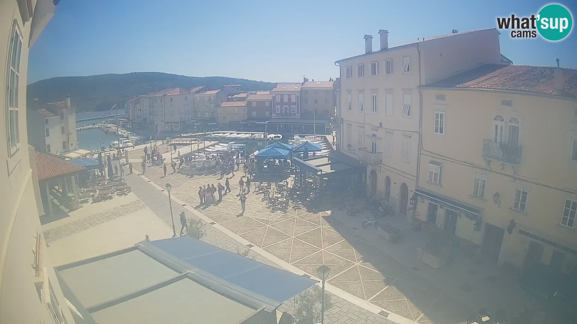 Cámara en vivo ciudad de Cres – plaza principal y “mandrač” – isla de Cres – Croacia
