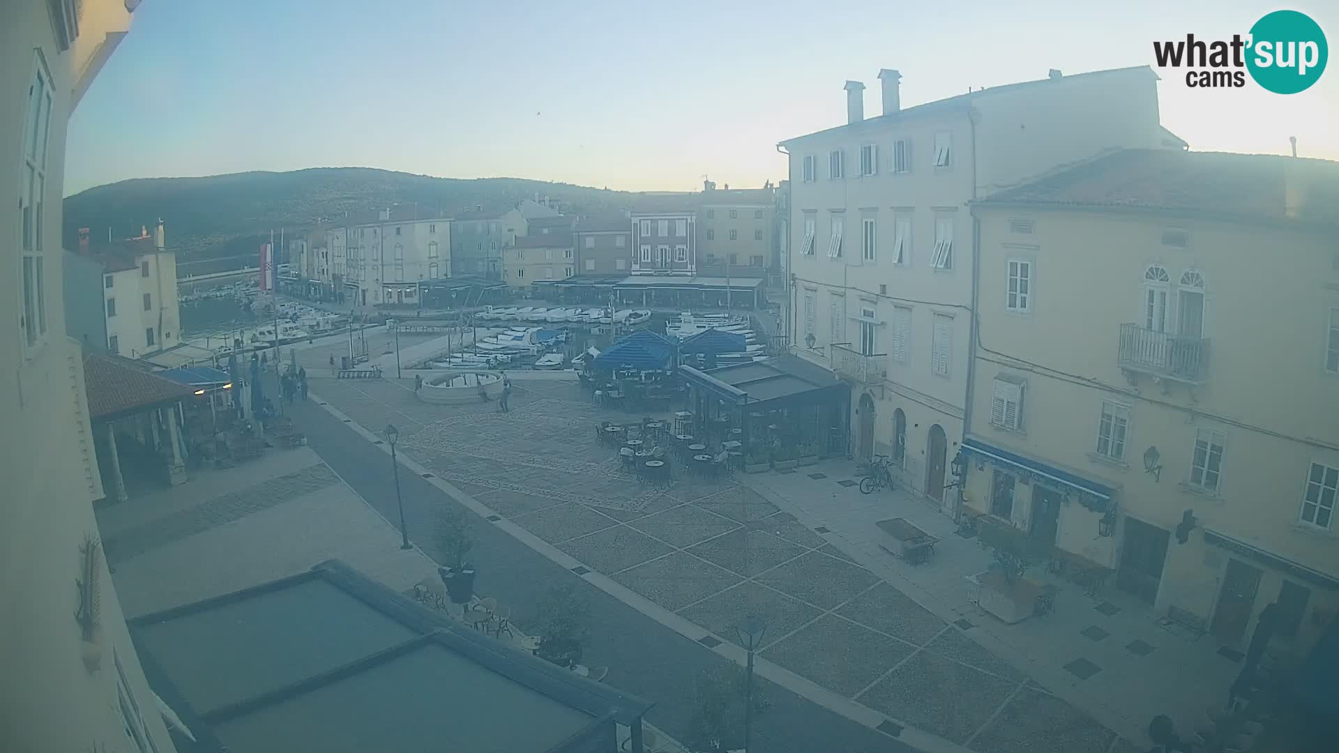 Kamera v ŽIVO Cres mesto – glavni trg in “mandrač” – otok Cres – Hrvaška