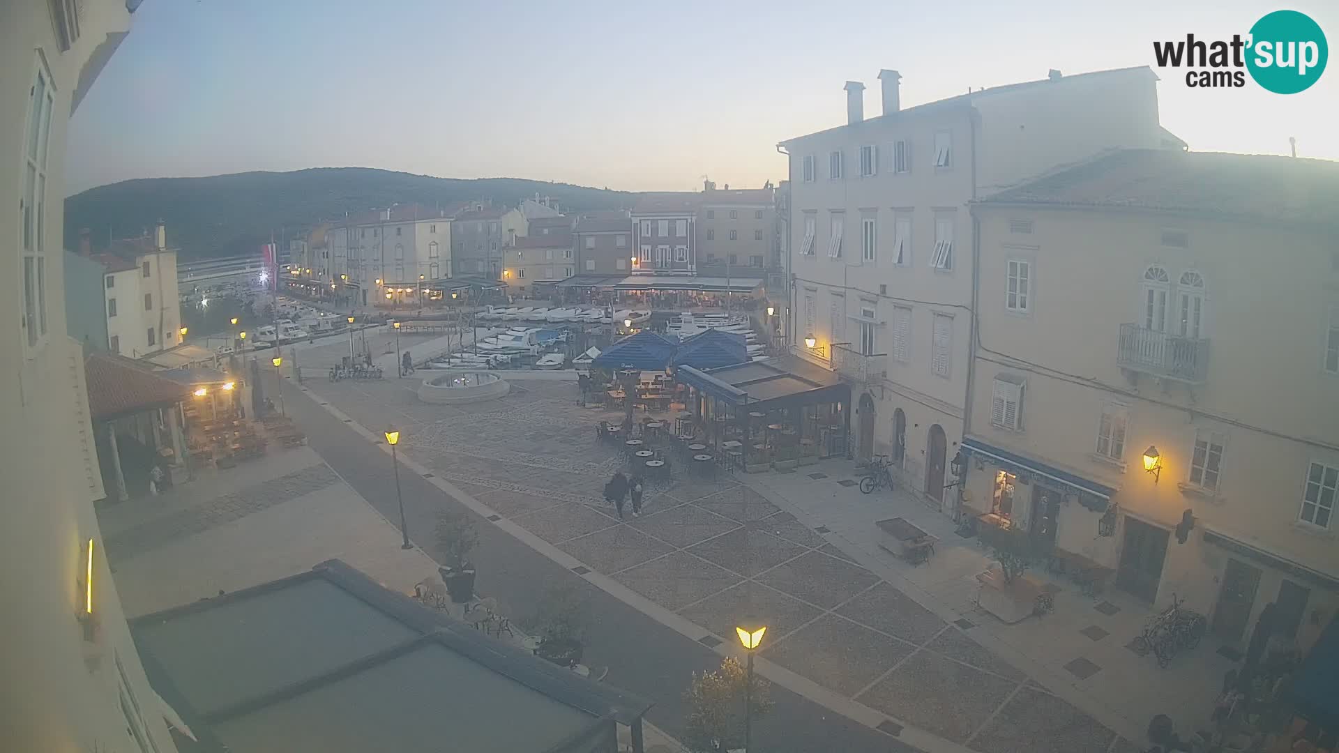 Kamera v ŽIVO Cres mesto – glavni trg in “mandrač” – otok Cres – Hrvaška
